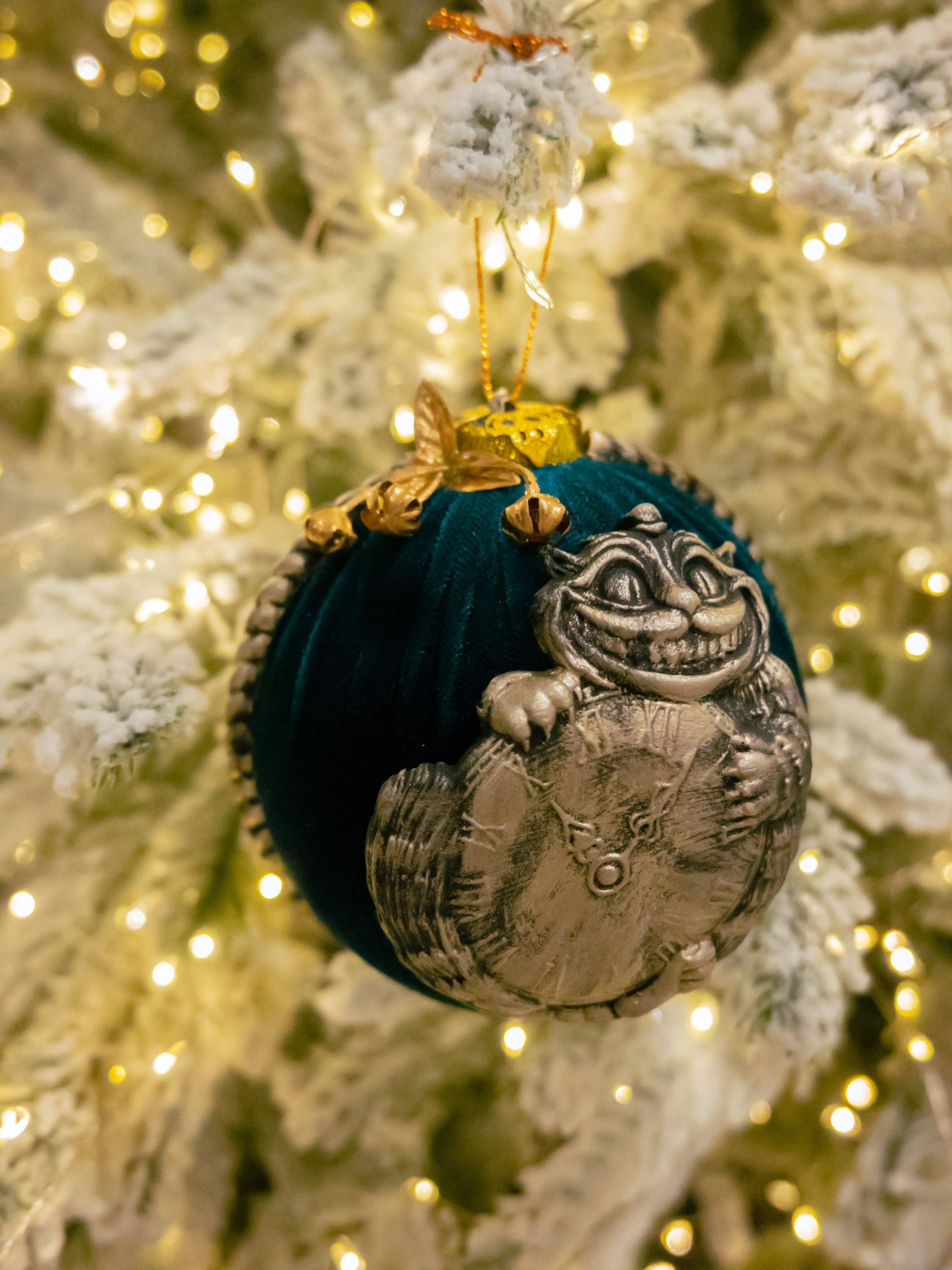 Елочный шар из зеленого бархата " Чеширский кот"