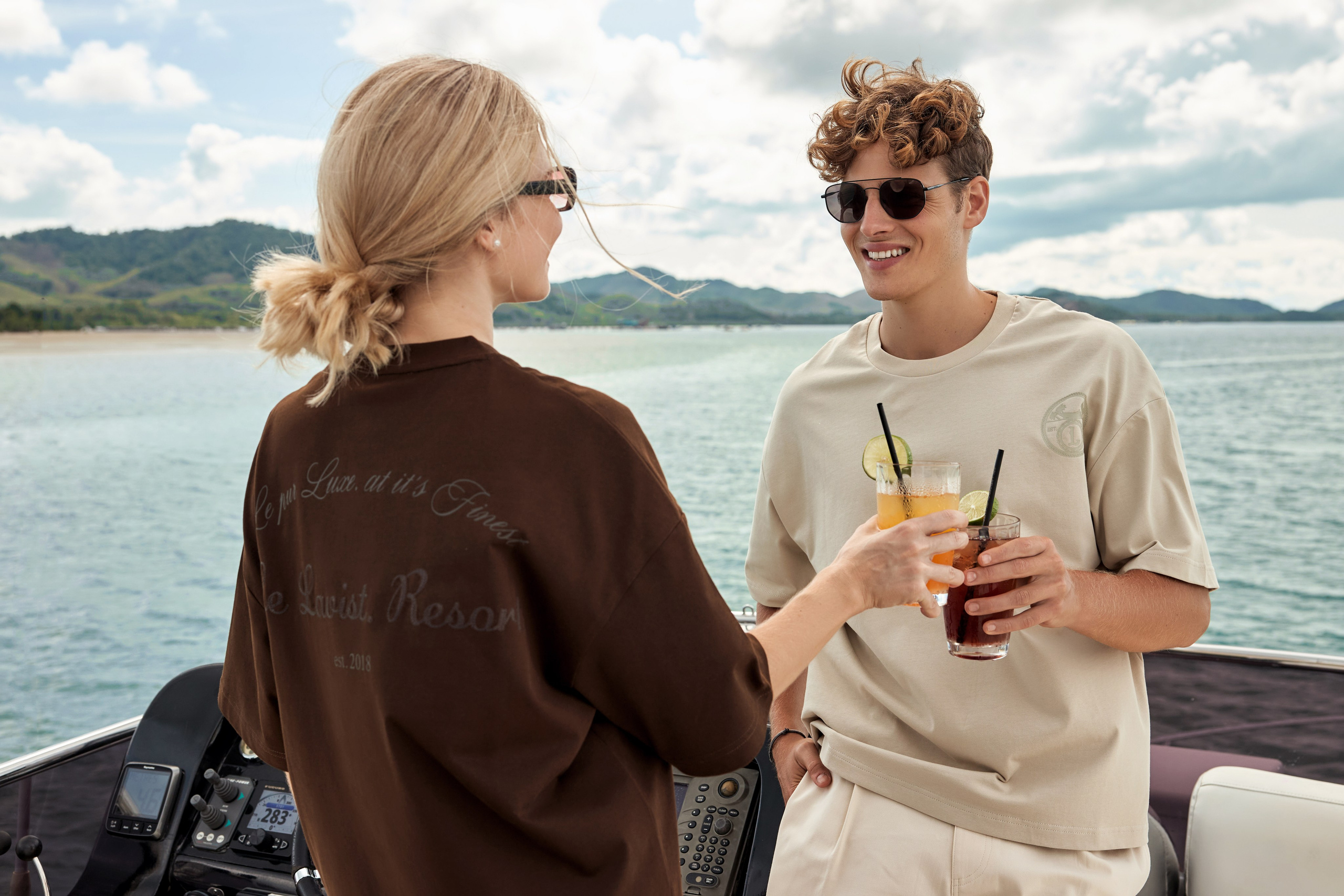 Брендовая фотосессия на катамаране у берегов Пхукета — роскошь, стиль и море. Фотограф на Пхукете в Таиланде