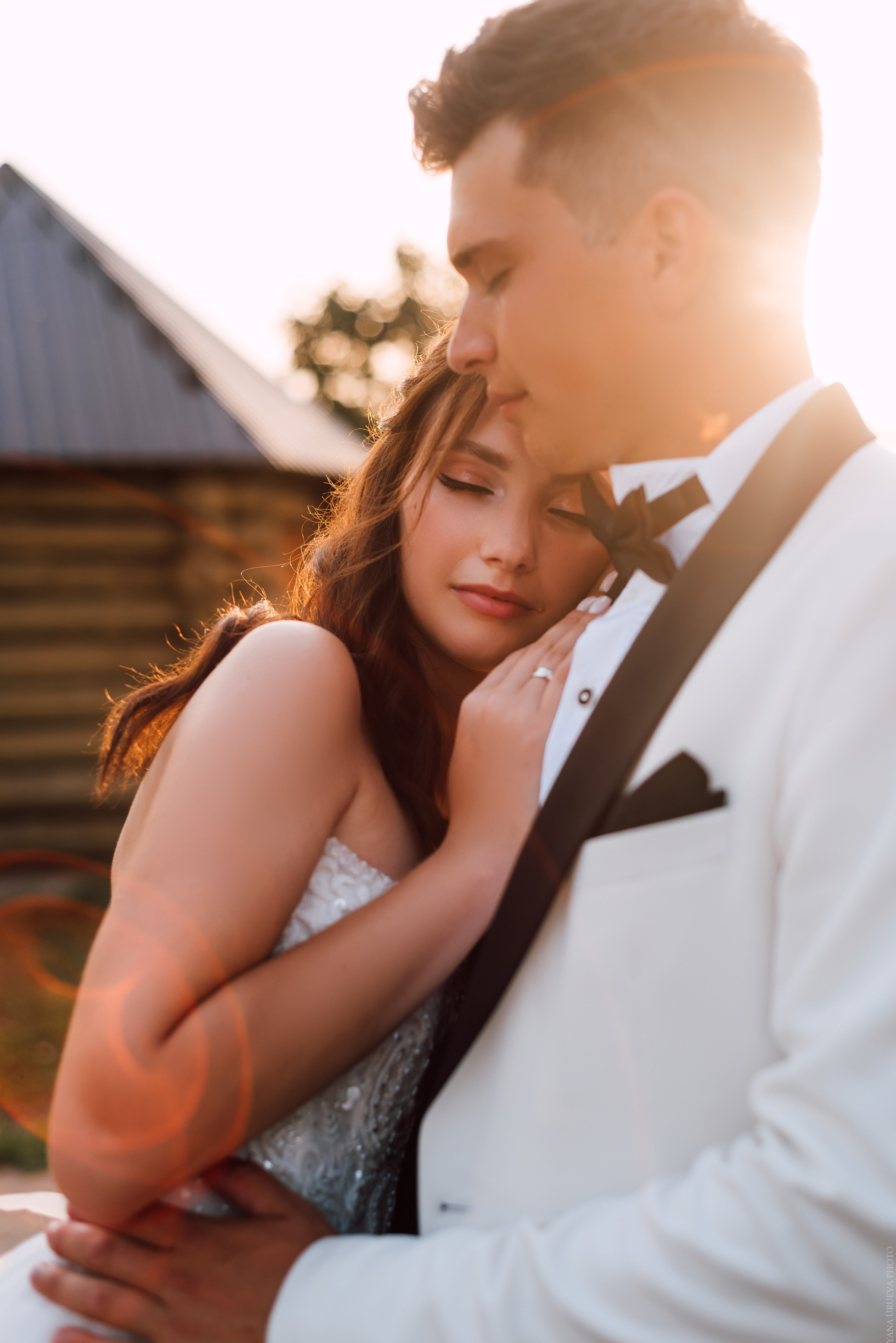 Жених и невеста на фоне заката