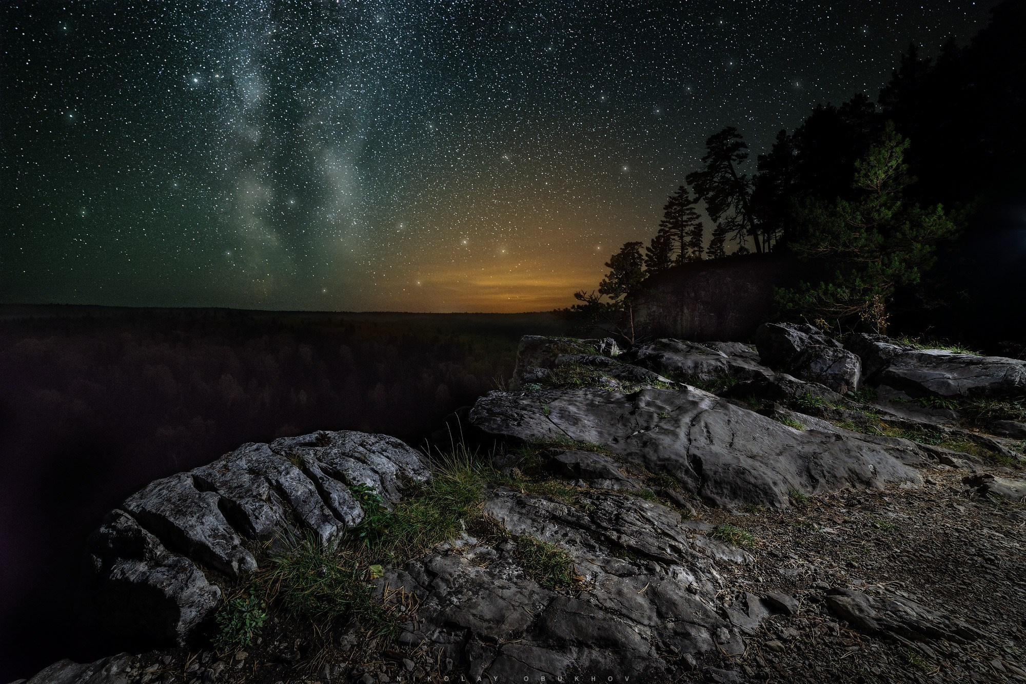 Млечный Путь и звезды: вид с вершины скалы Камень Олений на реке Чусовой.