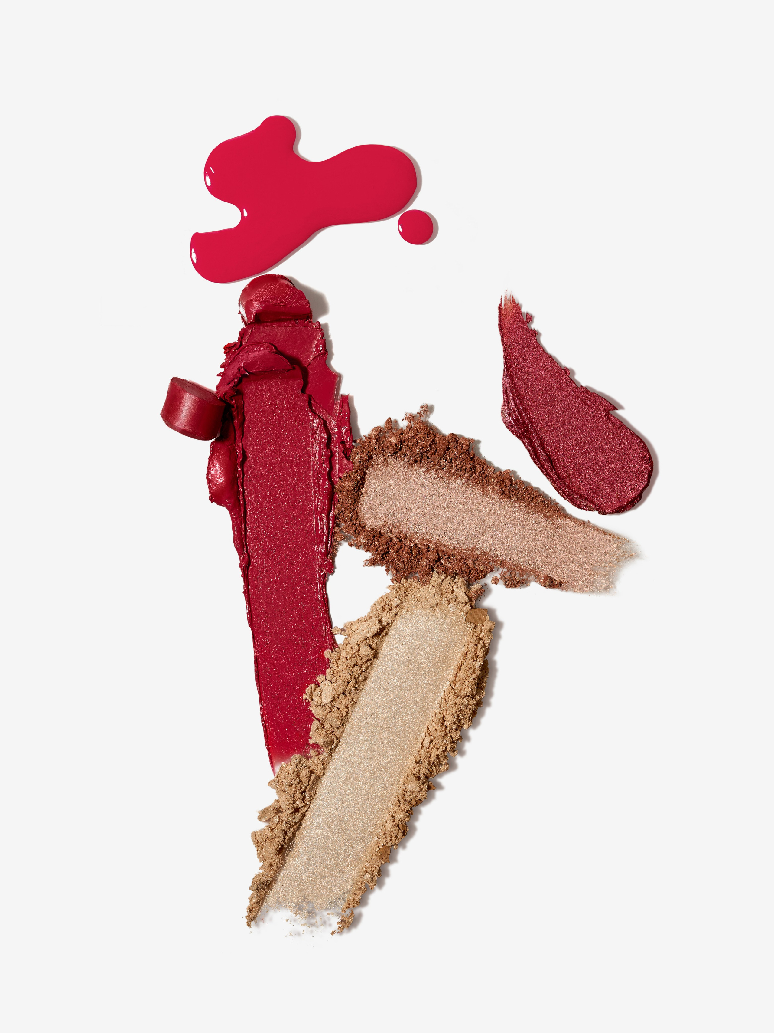 Свотчи разной декоративной косметики составлены в композицию