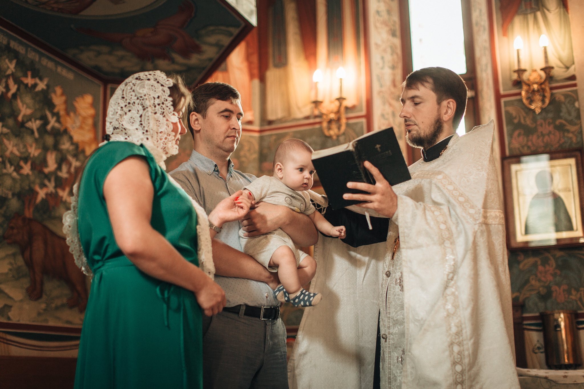 Крещение Ильи в храме преподобного Сергея Радонежского на Рязанке. Детский и семейный фотограф с животными в Москве Гурьева Надежда