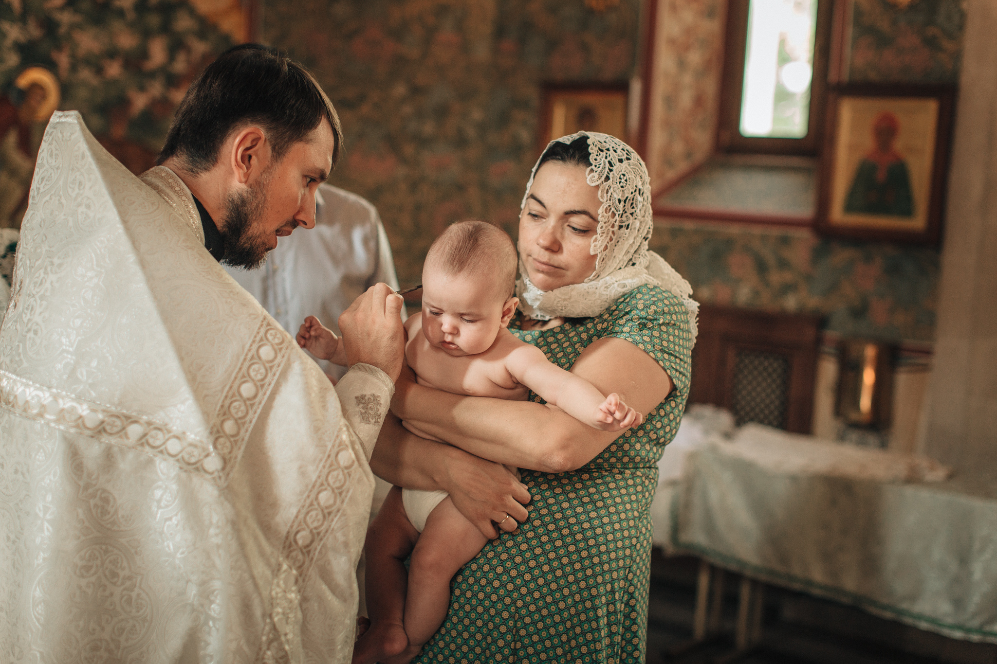 Крещение Ильи в храме преподобного Сергея Радонежского на Рязанке. Детский и семейный фотограф с животными в Москве Гурьева Надежда