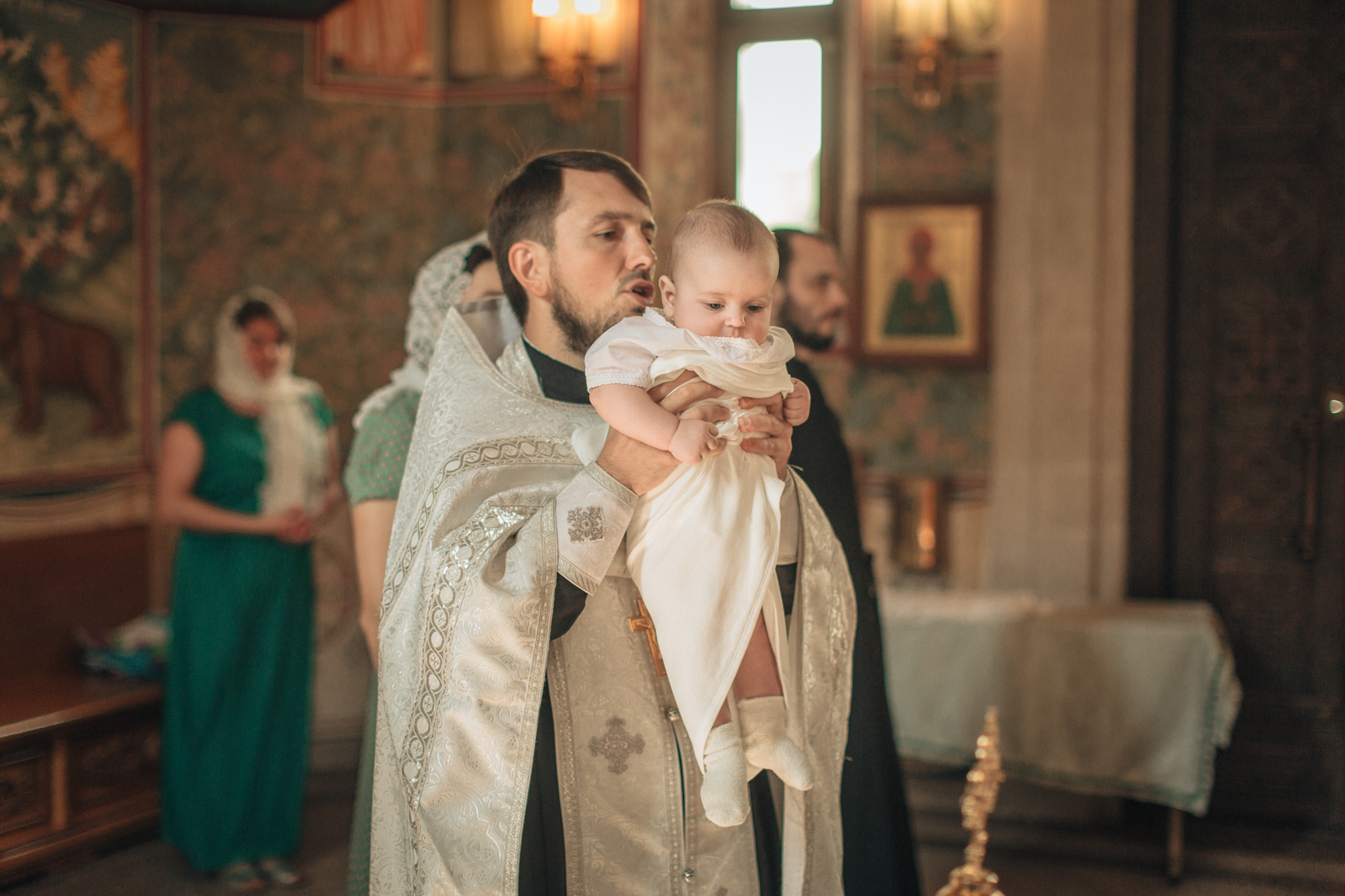 Крещение Ильи в храме преподобного Сергея Радонежского на Рязанке. Детский и семейный фотограф с животными в Москве Гурьева Надежда