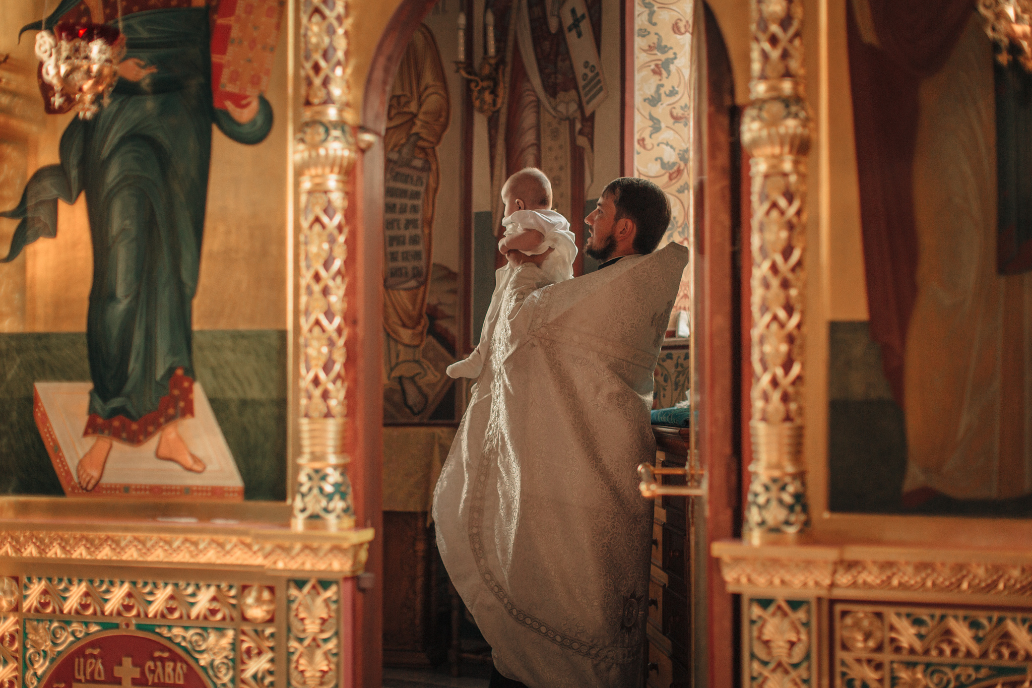 Крещение Ильи в храме преподобного Сергея Радонежского на Рязанке. Детский и семейный фотограф с животными в Москве Гурьева Надежда