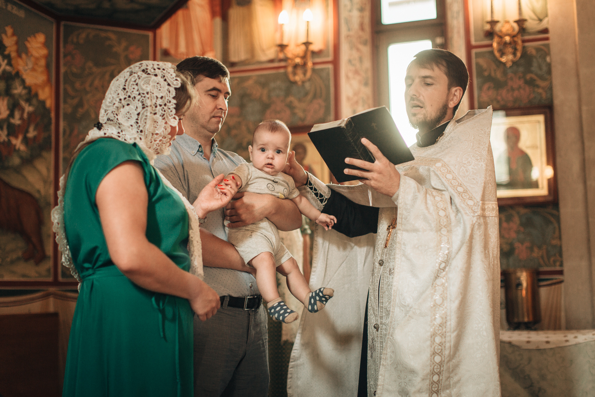 Крещение Ильи в храме преподобного Сергея Радонежского на Рязанке. Детский и семейный фотограф с животными в Москве Гурьева Надежда