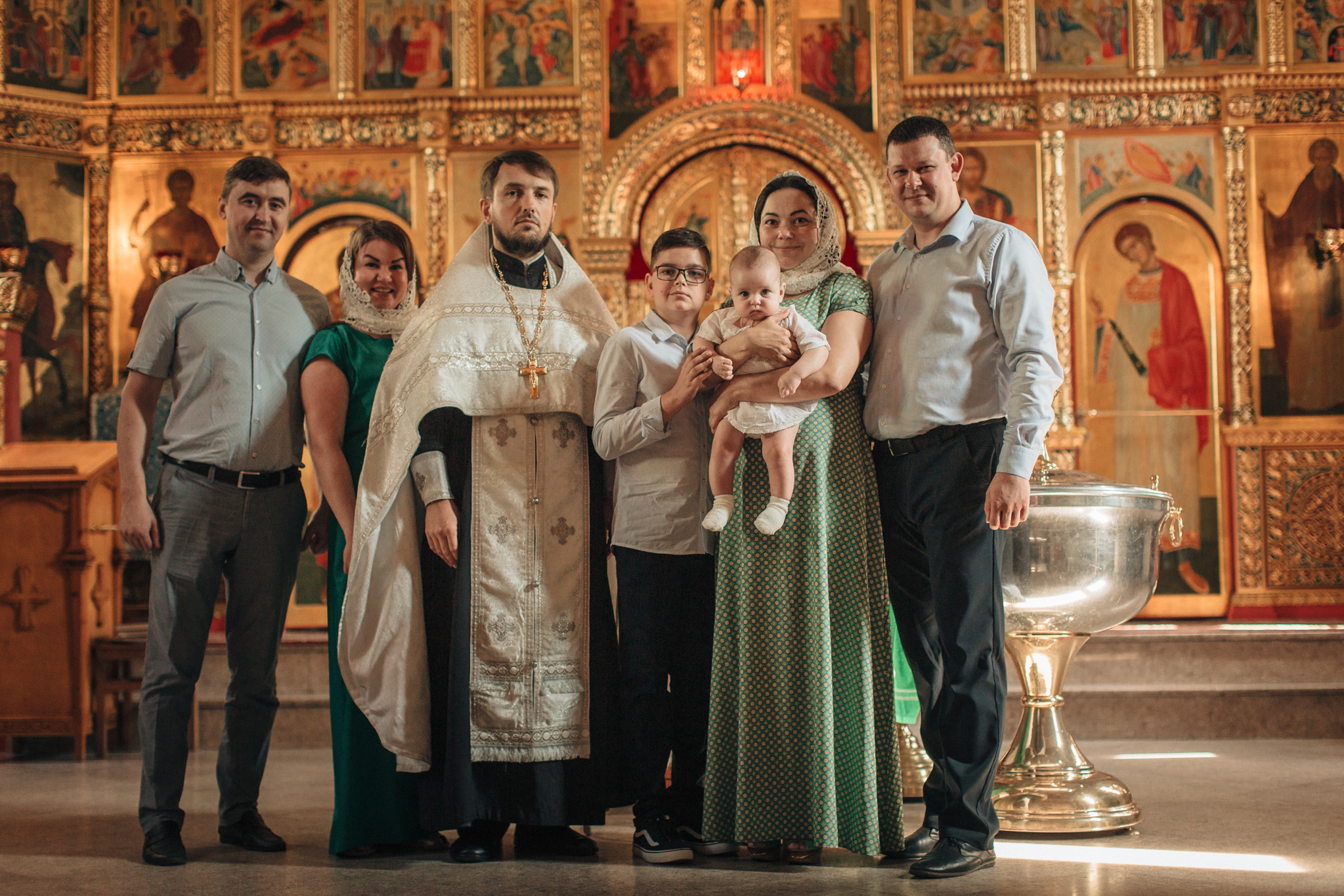 Крещение Ильи в храме преподобного Сергея Радонежского на Рязанке. Детский и семейный фотограф с животными в Москве Гурьева Надежда