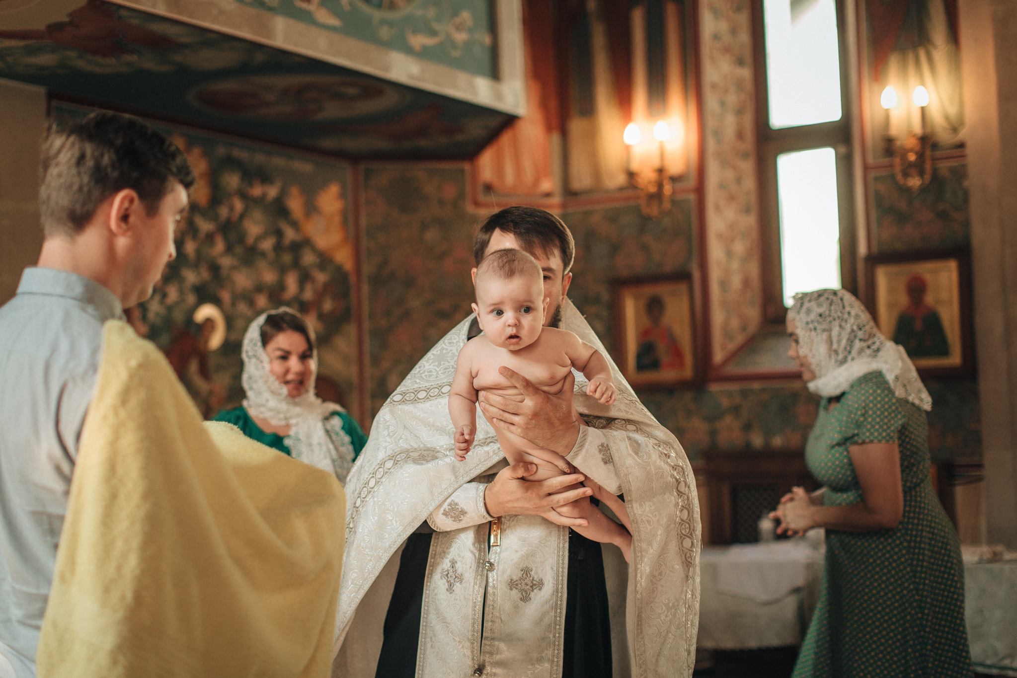 Крещение Ильи в храме преподобного Сергея Радонежского на Рязанке. Детский и семейный фотограф с животными в Москве Гурьева Надежда