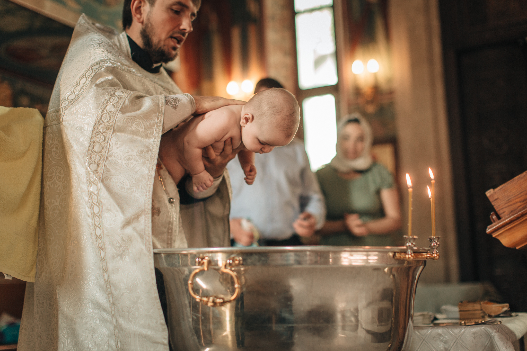 Крещение Ильи в храме преподобного Сергея Радонежского на Рязанке. Детский и семейный фотограф с животными в Москве Гурьева Надежда