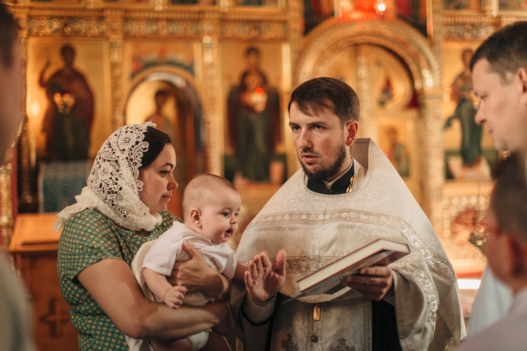 Крещение Ильи в храме преподобного Сергея Радонежского на Рязанке. Детский и семейный фотограф с животными в Москве Гурьева Надежда