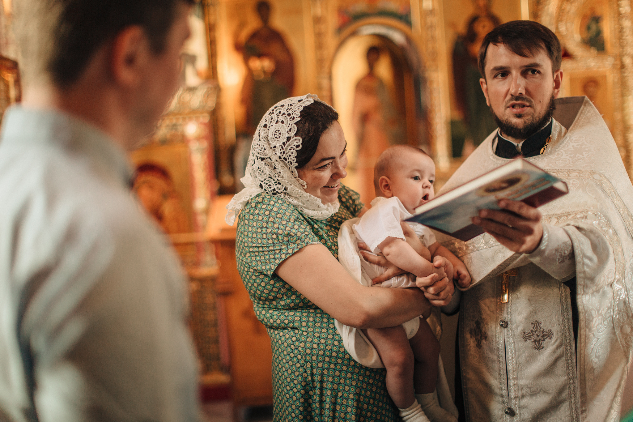 Крещение Ильи в храме преподобного Сергея Радонежского на Рязанке. Детский и семейный фотограф с животными в Москве Гурьева Надежда