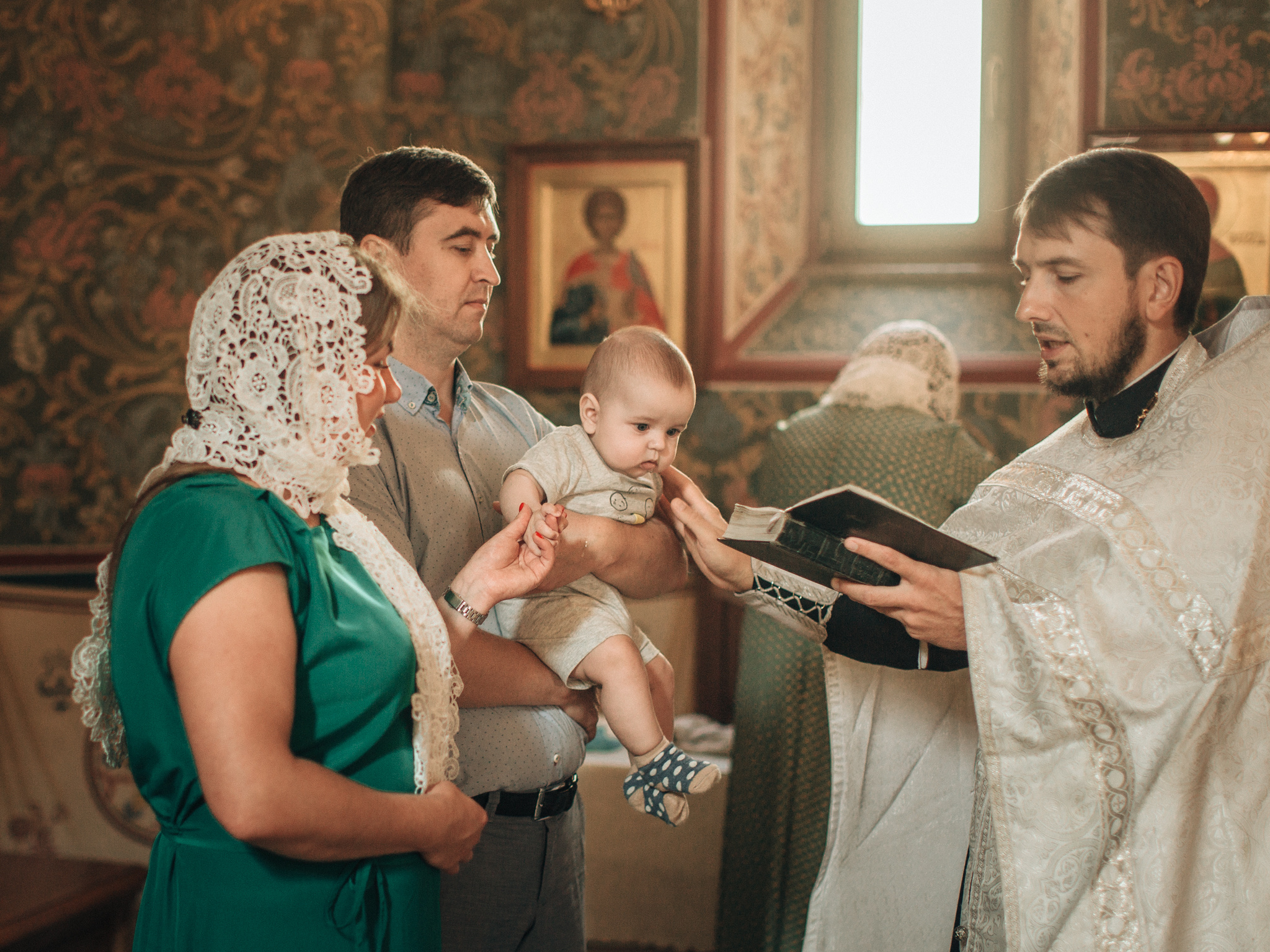 Крещение Ильи в храме преподобного Сергея Радонежского на Рязанке. Детский и семейный фотограф с животными в Москве Гурьева Надежда
