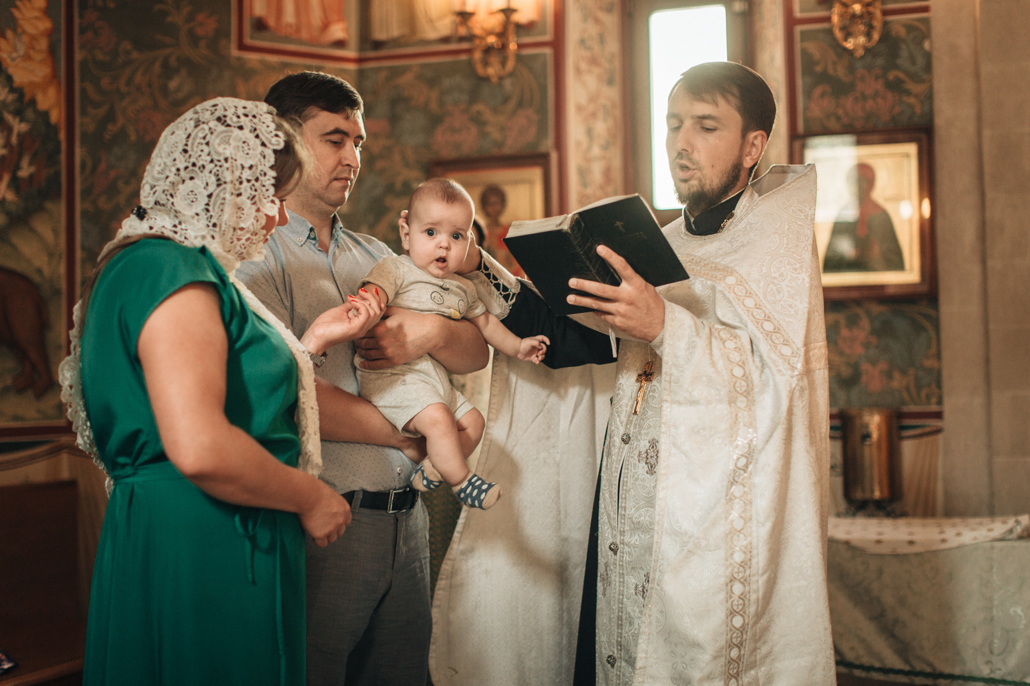 Крещение Ильи в храме преподобного Сергея Радонежского на Рязанке. Детский и семейный фотограф с животными в Москве Гурьева Надежда