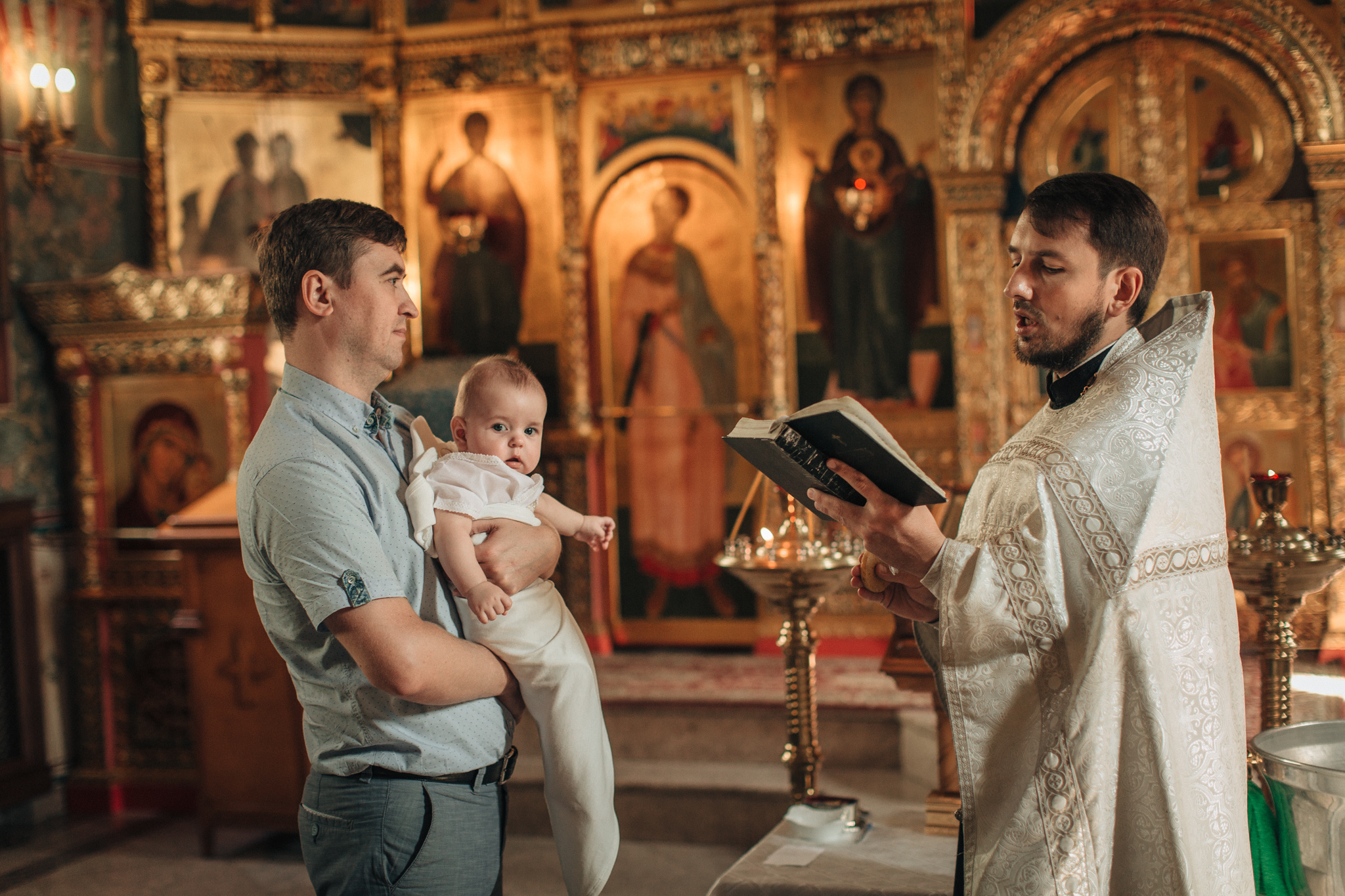Крещение Ильи в храме преподобного Сергея Радонежского на Рязанке. Детский и семейный фотограф с животными в Москве Гурьева Надежда