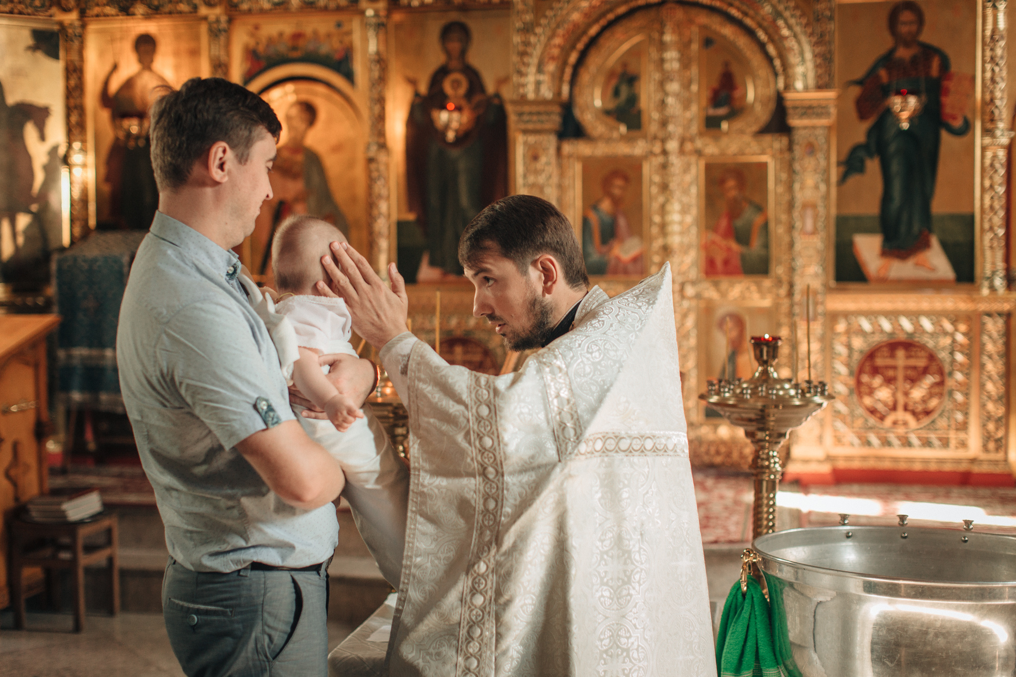 Крещение Ильи в храме преподобного Сергея Радонежского на Рязанке. Детский и семейный фотограф с животными в Москве Гурьева Надежда