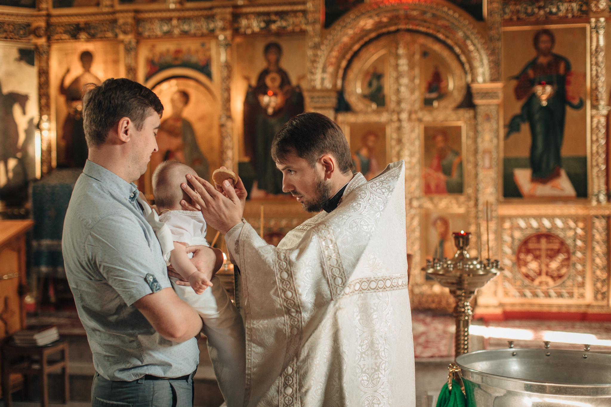 Крещение Ильи в храме преподобного Сергея Радонежского на Рязанке. Детский и семейный фотограф с животными в Москве Гурьева Надежда
