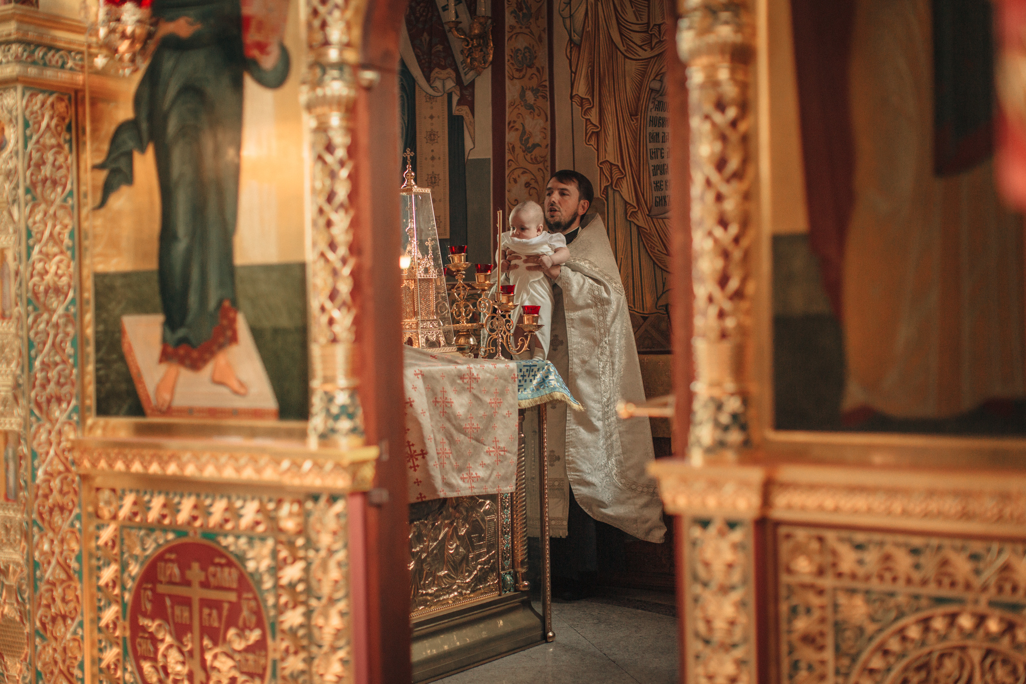 Крещение Ильи в храме преподобного Сергея Радонежского на Рязанке. Детский и семейный фотограф с животными в Москве Гурьева Надежда