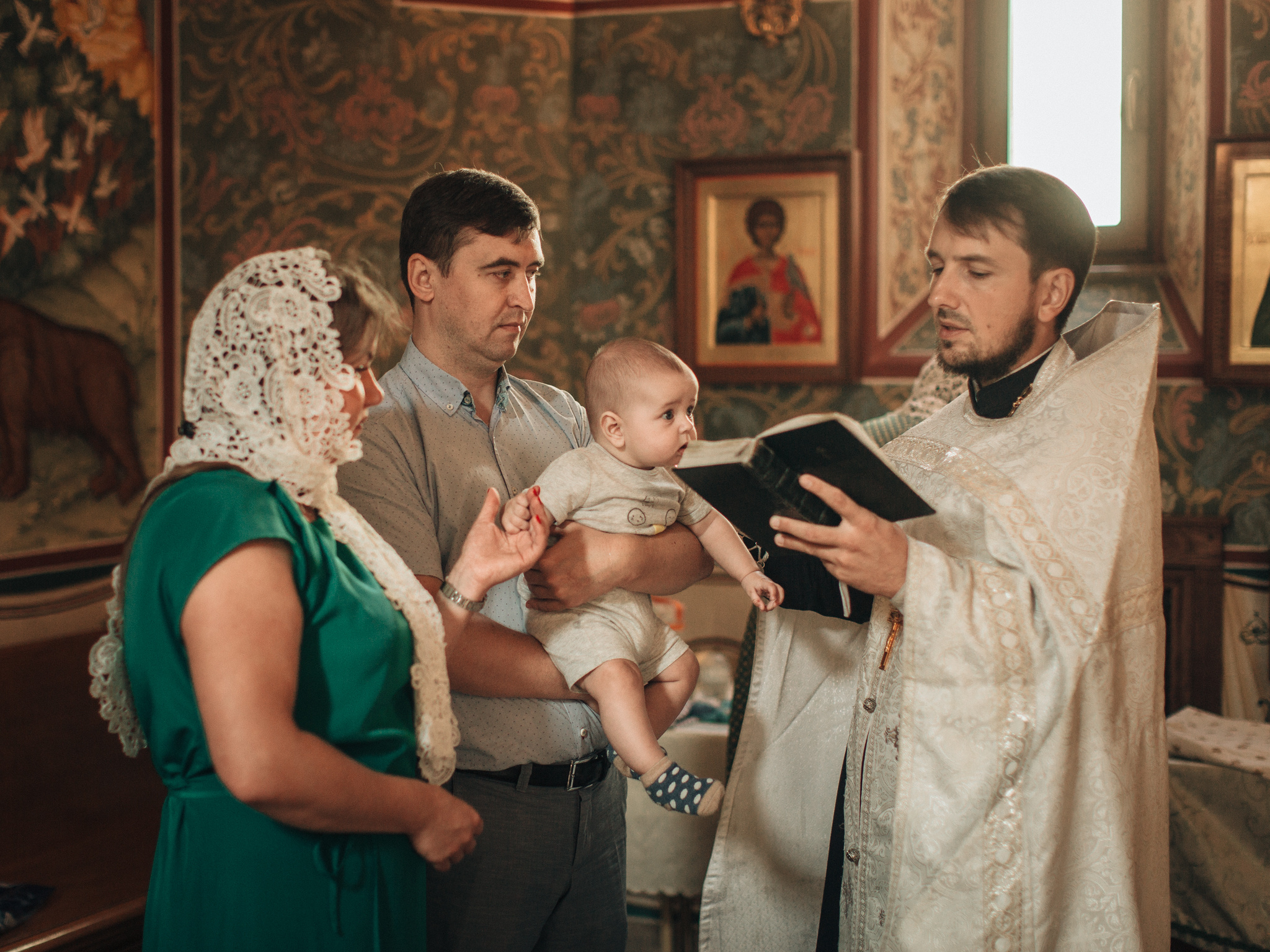 Крещение Ильи в храме преподобного Сергея Радонежского на Рязанке. Детский и семейный фотограф с животными в Москве Гурьева Надежда
