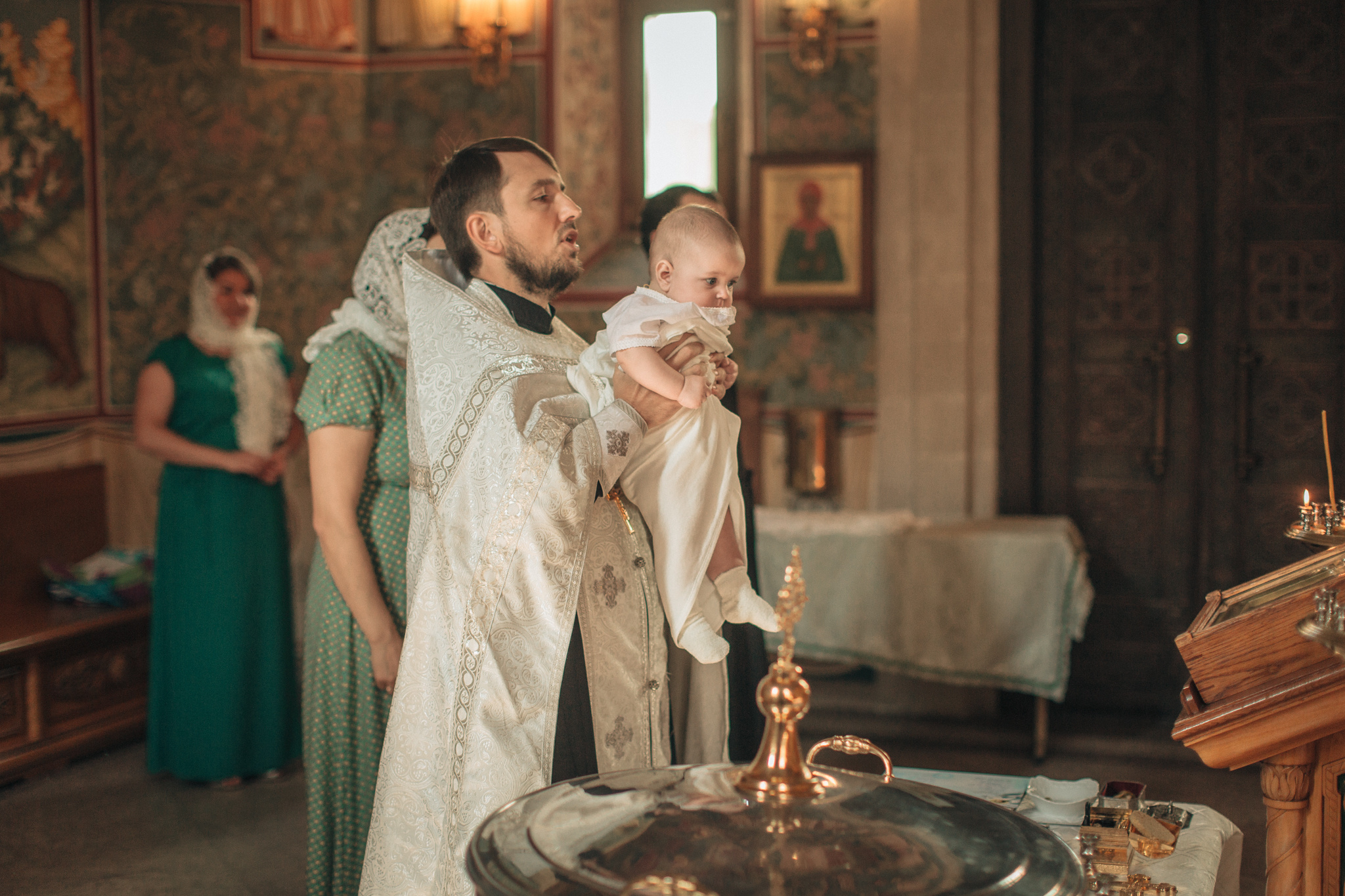 Крещение Ильи в храме преподобного Сергея Радонежского на Рязанке. Детский и семейный фотограф с животными в Москве Гурьева Надежда