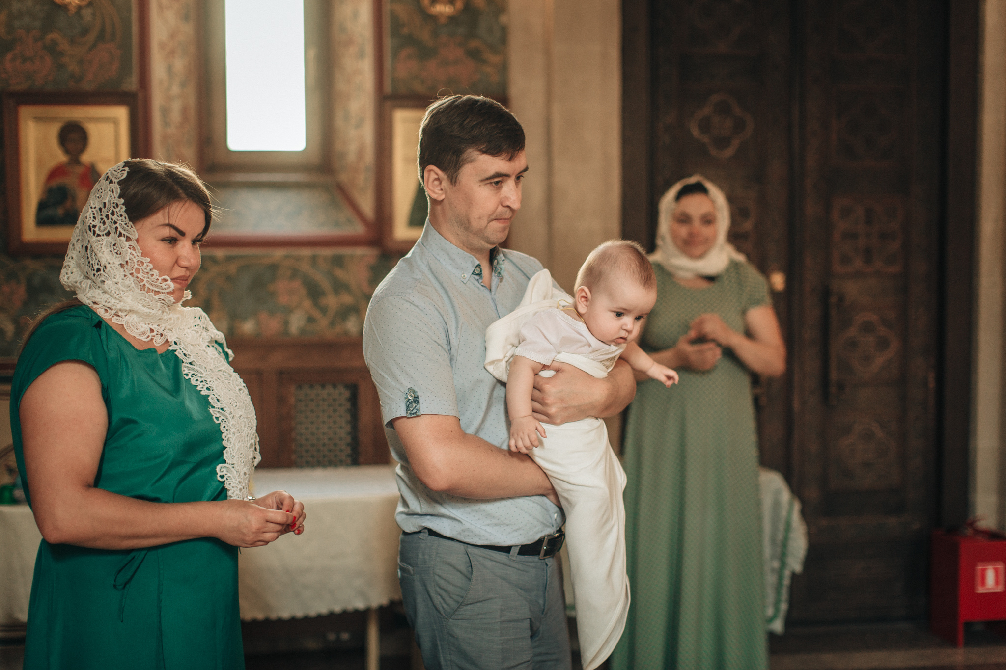 Крещение Ильи в храме преподобного Сергея Радонежского на Рязанке. Детский и семейный фотограф с животными в Москве Гурьева Надежда