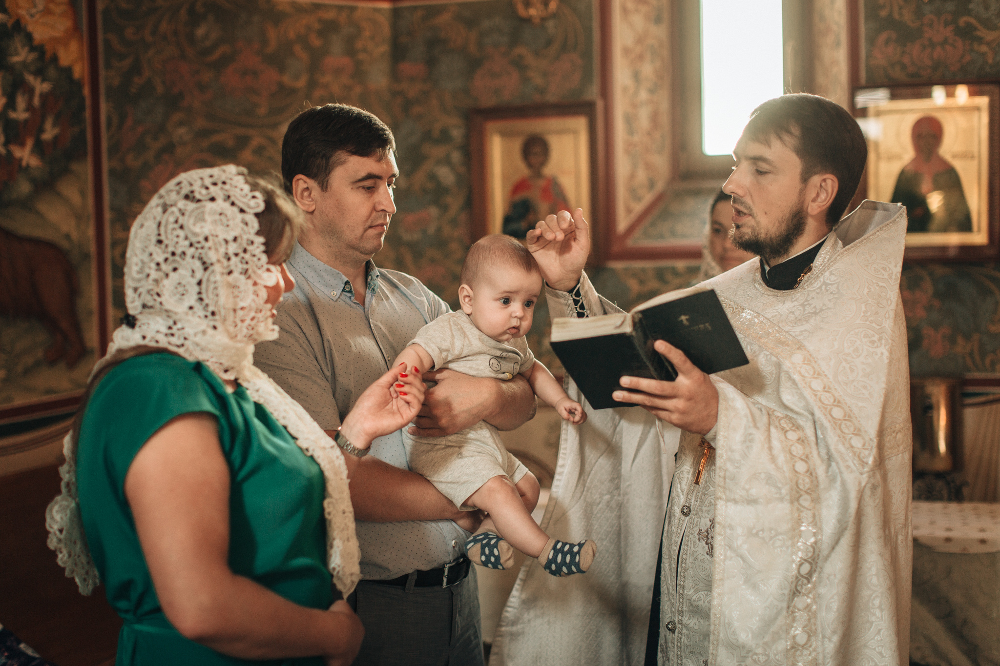 Крещение Ильи в храме преподобного Сергея Радонежского на Рязанке. Детский и семейный фотограф с животными в Москве Гурьева Надежда