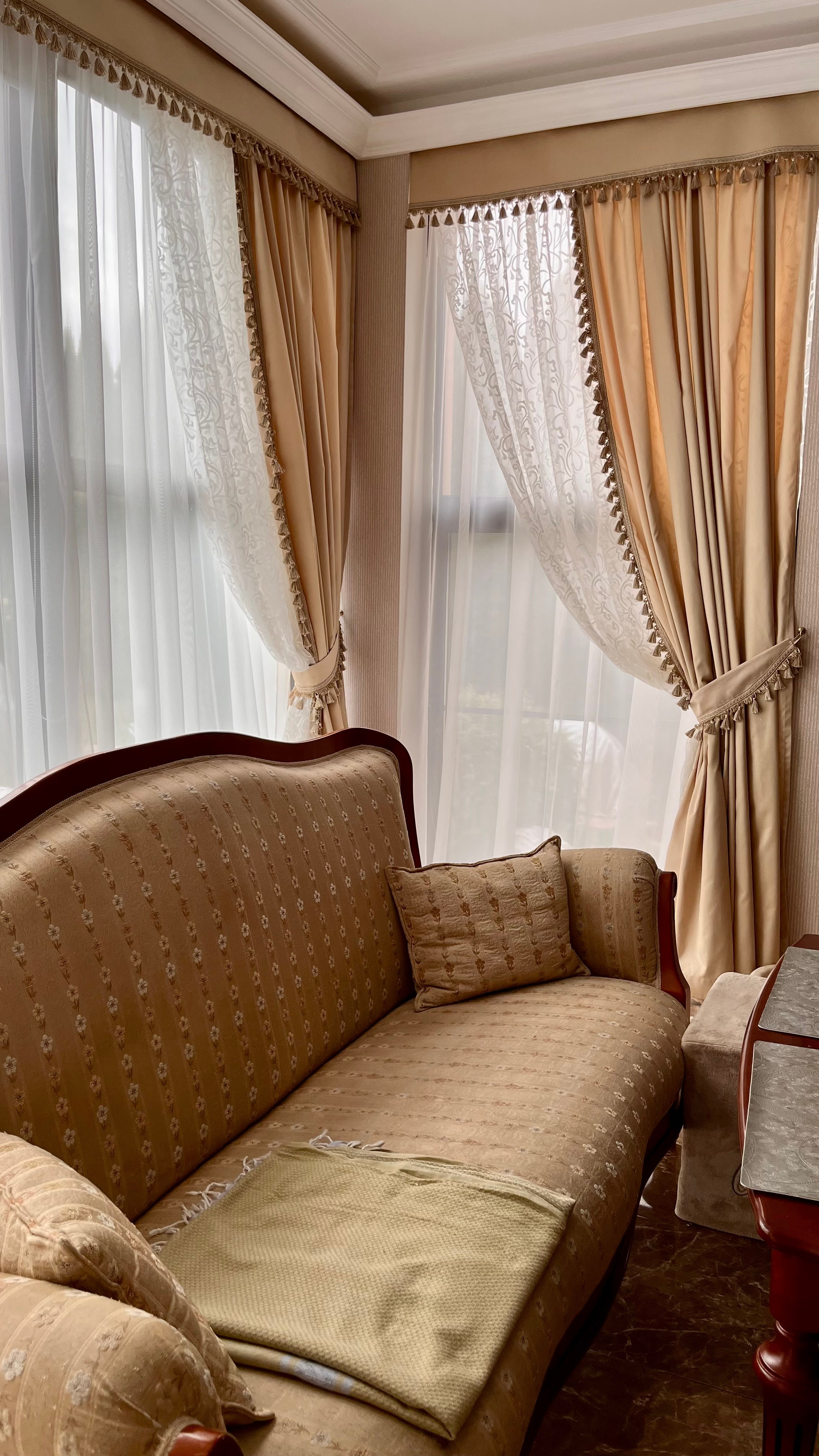 Шторы в гостиную. Салон по пошиву штор на заказ по индивидуальным размерам