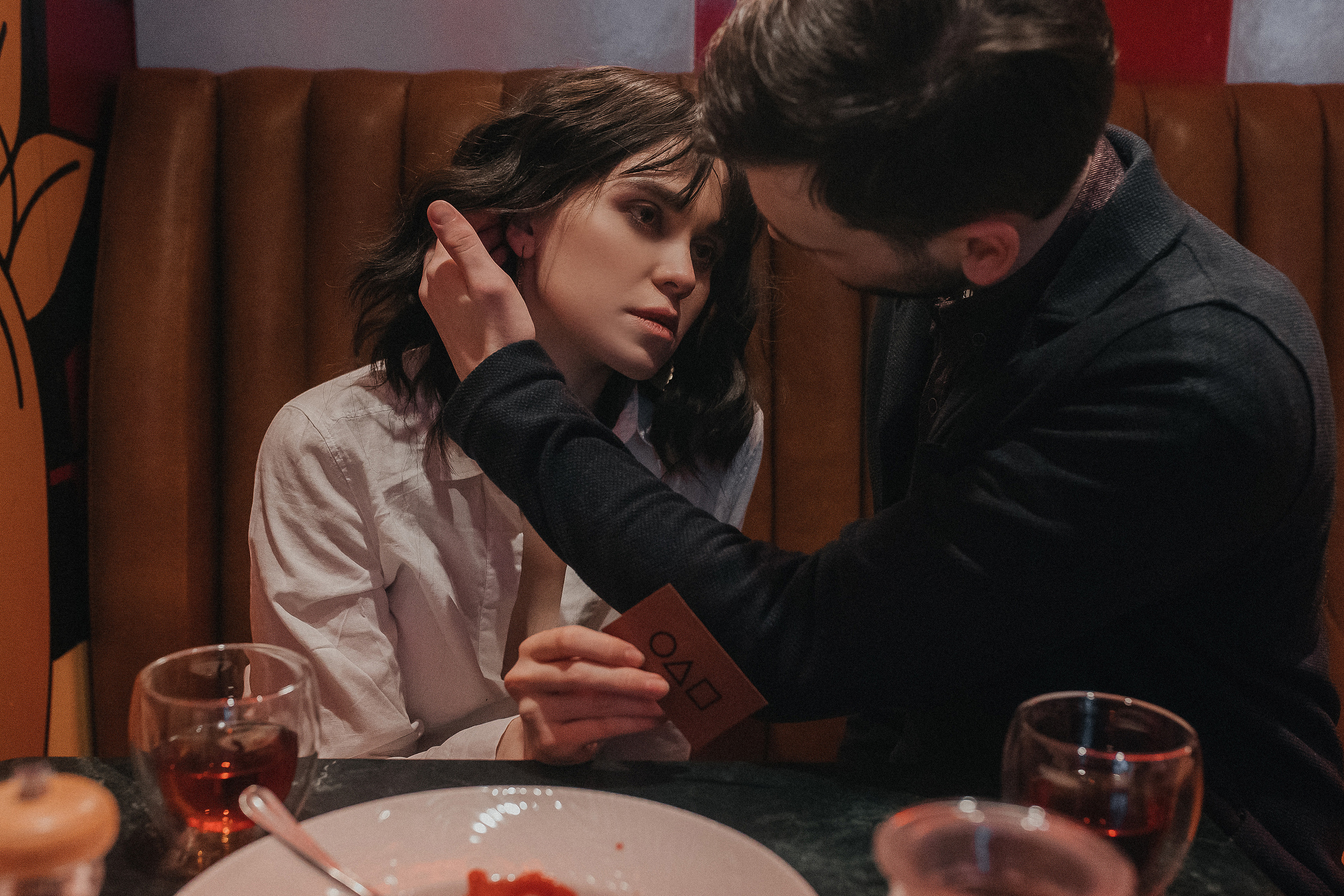 - Что это? - она с интересом разглядывала символы: квадрат, круг, треугольник, - Какая-то корпорация? Секта?- Это очень хорошие деньги. Вроде как просто игра. Подробностей не знаю, организаторы сохраняют интригу. Ты со мной?