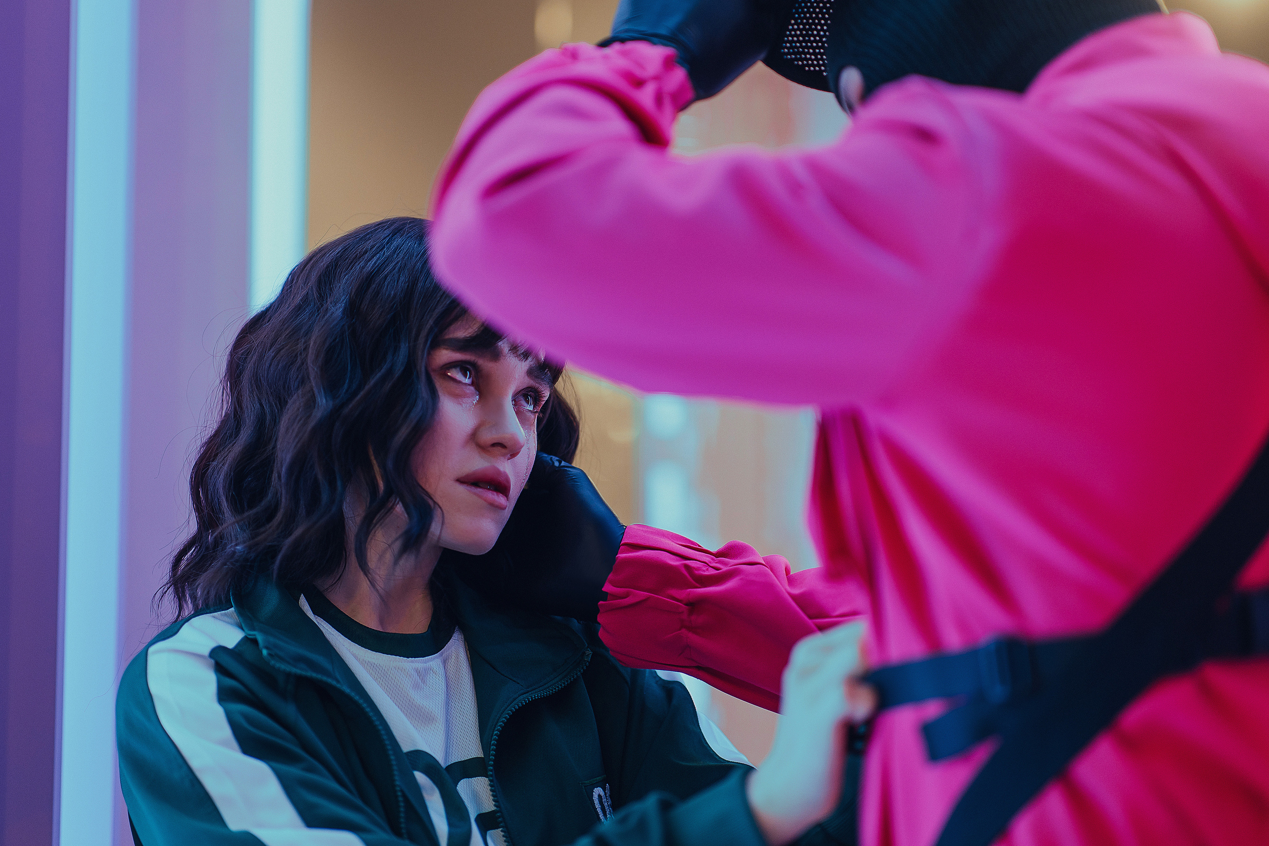 "Это ты!" - её слова заглушили рыдания. Почему он так поступил с ней, почему он принял на себя роль палача и зачем он втянул её во всё это? У неё не было ответа.