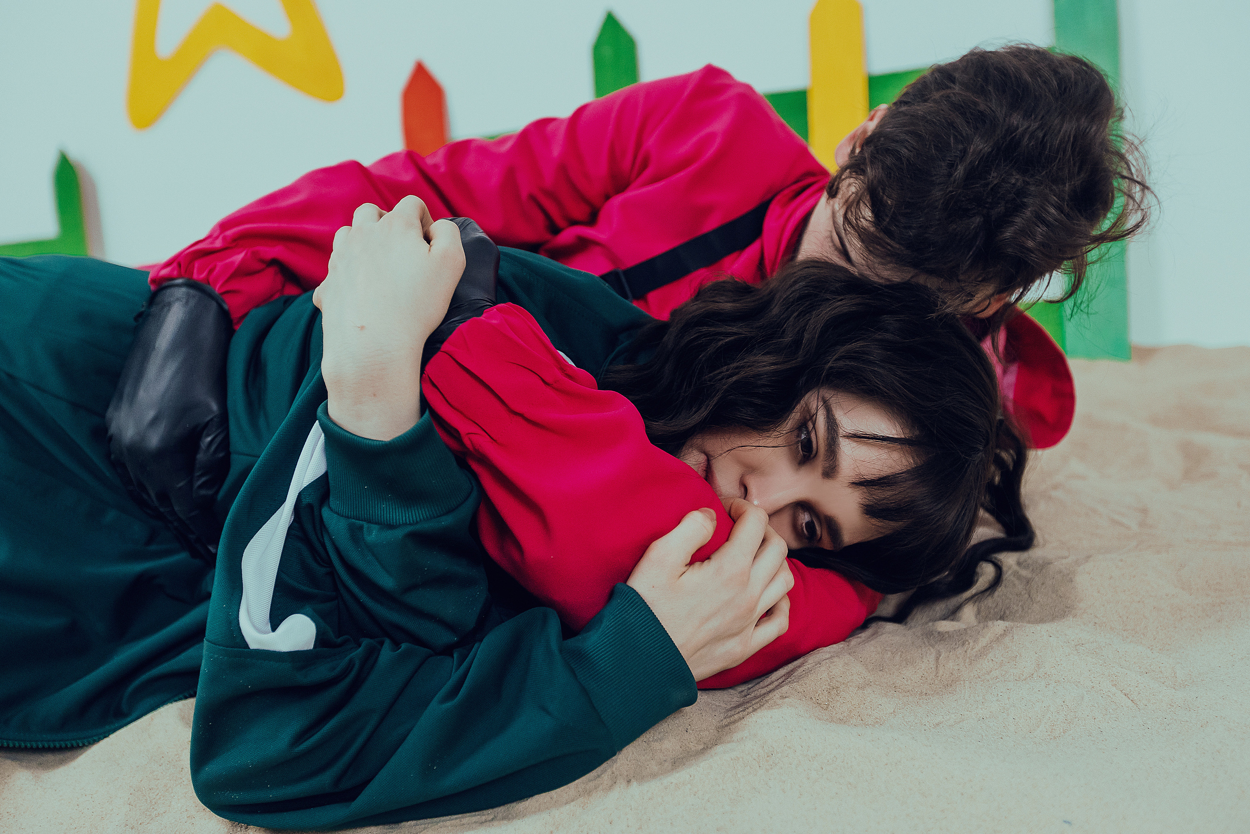 - Помнишь, мы собирались поехать на море? - она горько усмехнулась.- Если не будешь раскисать, то мы ещё прогуляем там все выигранные тобой денежки - он пытался приободрить её, но голос его дрожал. Их обоих колотило мелкой дрожью, а слова превратились в рассыпчатую дробь звуков, хотя в зале было тепло. Электрические солнца издевательски сияли, но не способны были согреть их.