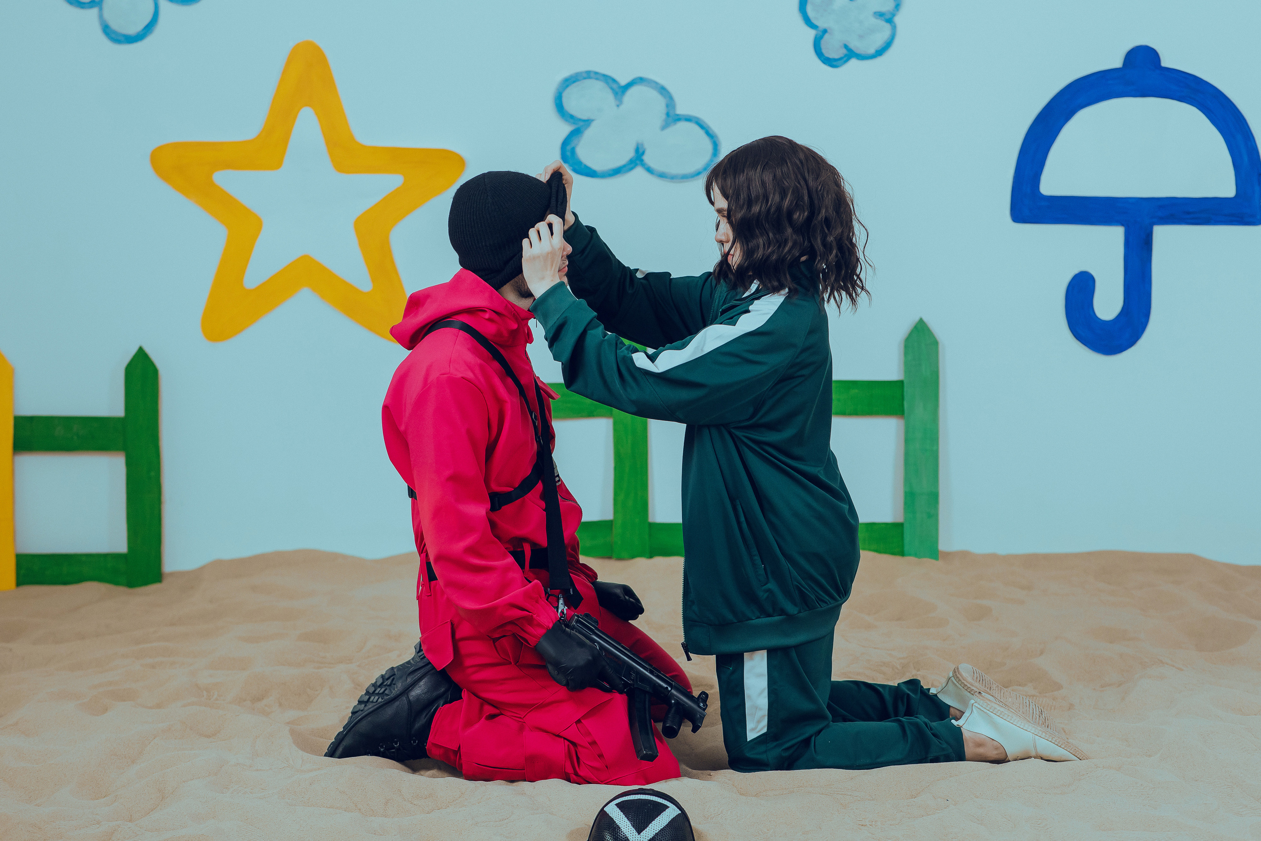 "Давай никуда больше не пойдём", - взмолилась она. Шаги в коридоре не стихали, казалось, напротив, становились громче. "Да, надо переждать здесь", - шепнул он. Обессиленные, они рухнули на песок.