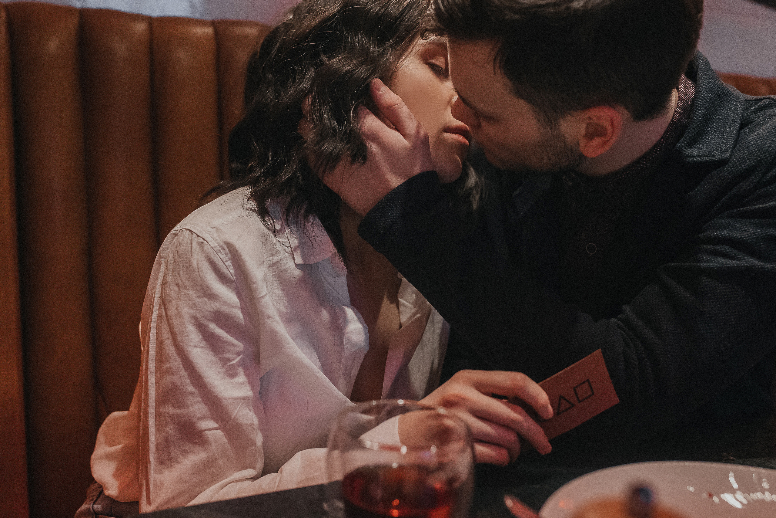 Она пожала плечом.- Думаешь, это законно?- Думаю, да.- А безопасно?- Надеюсь, что да. Ну и мы же будем вместе. Но, если ты не хочешь...- Я хочу! Это странно. Но, думаю, мы справимся.Он улыбнулся и поцеловал её. Ему нравилась её решительность и готовность идти с ним до конца.