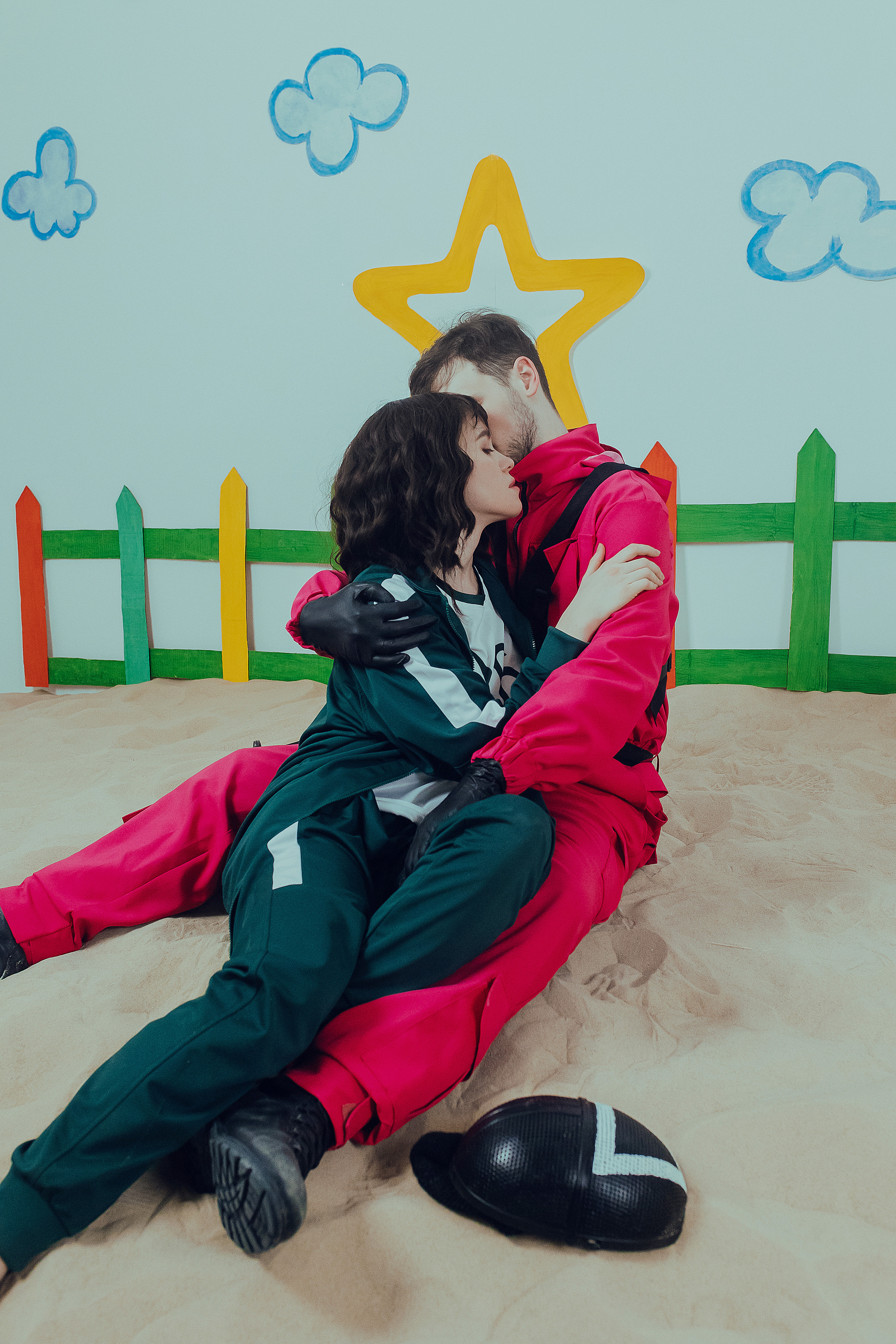 - Пожалуй, у нас был не очень продуманный план. Она сдавленно хихикнула.- Я сделаю всё, чтобы с тобой ничего не случилось, - серьёзно продолжил он. Лампочки назойливо гудели, но за дверьми было очень тихо.