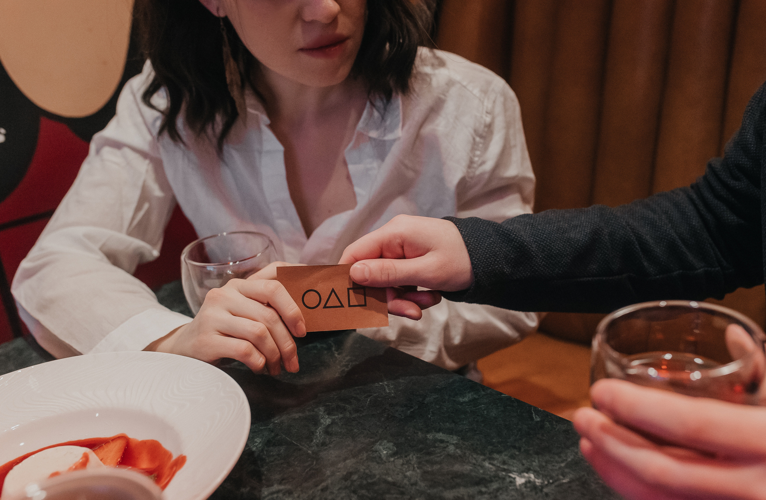 Он отпил тёплый крепкий чай и, кашлянув, сказал:- Мне предложили новую работу. Она странная. Но любопытная. Он ловко извлёк из кармана небольшую неприметную карточку.