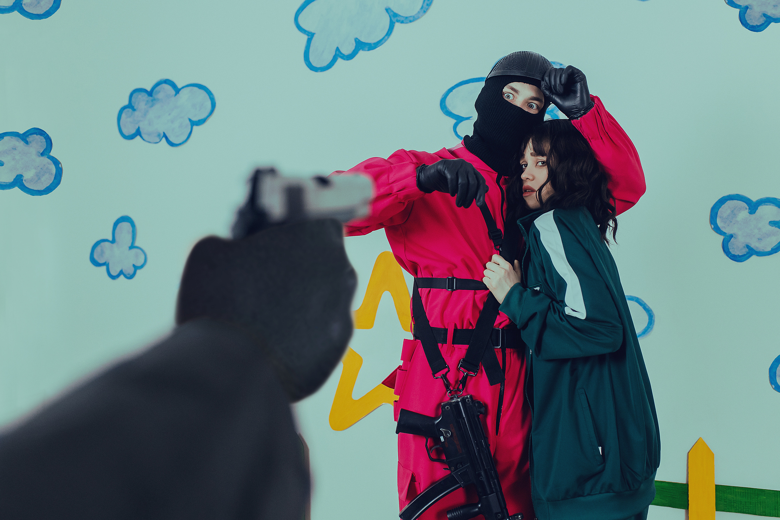 - Кажется, нам пора выбираться...Они медленно поднялись с песка.*У меня есть вопрос относительно того, почему вы нарушили правила*Голос был чужой, жуткий, словно металлический. Они оба замерли. Мужчина заговорил первым.- Почему-то мы оказались по разные стороны баррикад. Но мы хотели быть вместе. Нас разделили! - его изначально спокойный тон эволюционировал до крика.