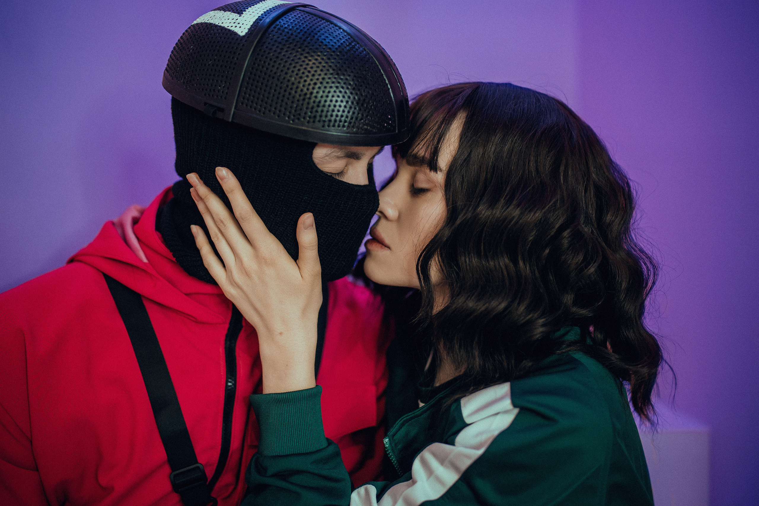 - Послушай меня внимательно, времени мало. Я не знаю почему, но меня сделали охранником, а не игроком. Я хотел отказаться, но понял, что самой тебе не выбраться. Нам нужно действовать сообща и тогда ты дойдёшь до финала. И выживешь, - тут голос его дрогнул, - Прости, что втянул тебя во всё это, прости. Она молчала.