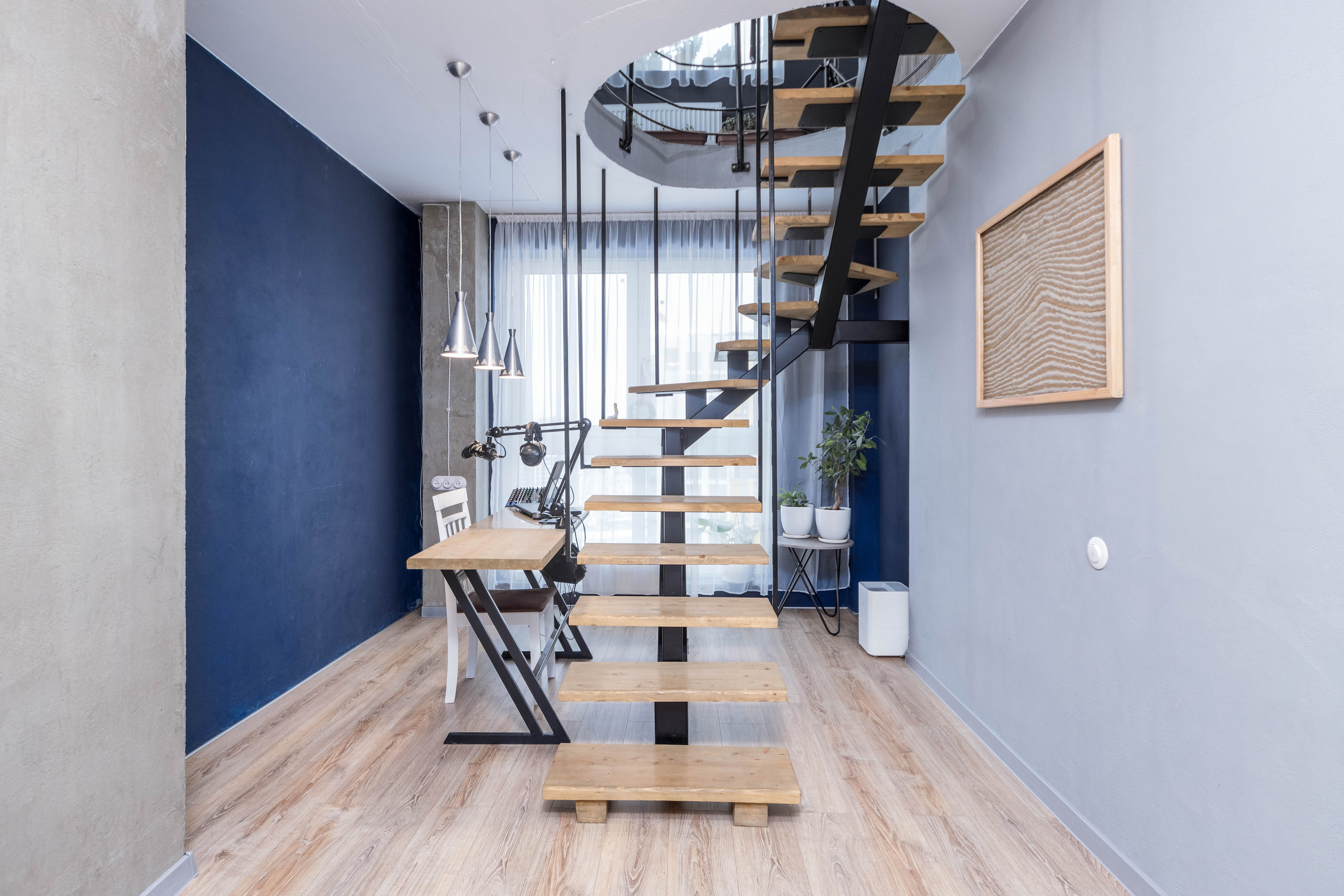 Винтовая лестница на второй этаж в пентхаусе в ЖК Минск Мир