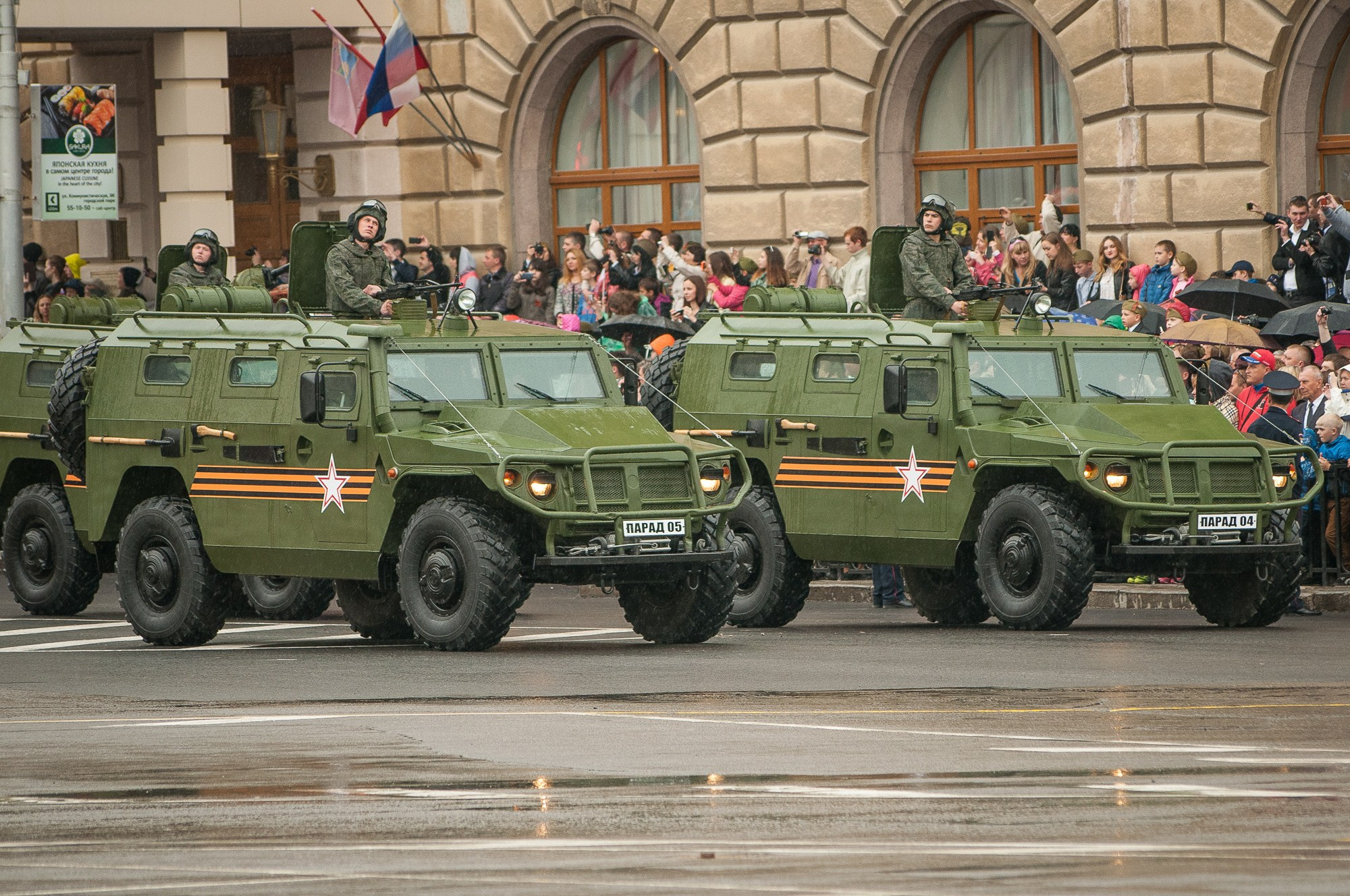 Военный автомобиль "Тигр" на параде Победы