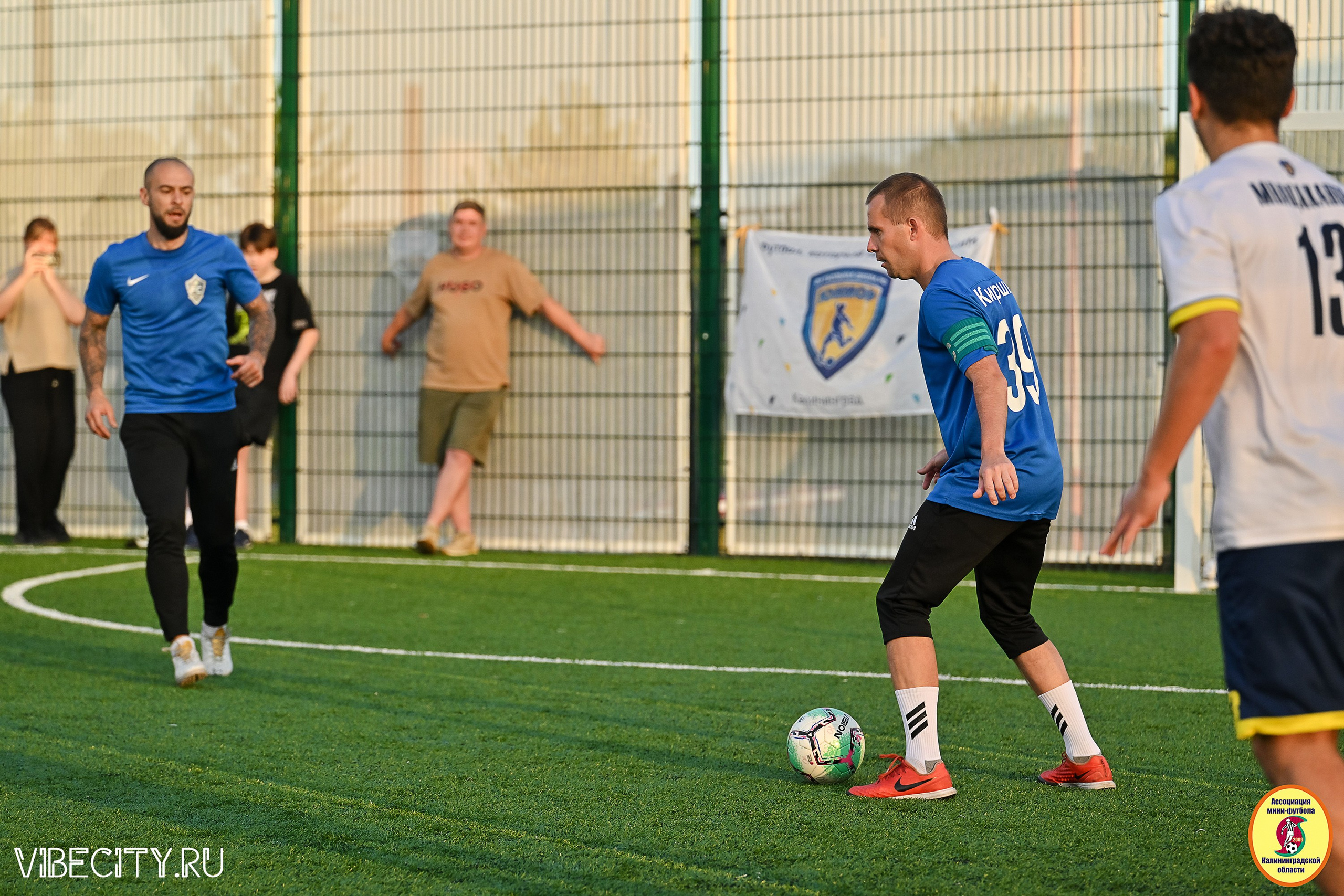 ИГРЫ МИНИ-ФУТБОЛЬНОЙ И КОРПОРАТИВНОЙ ЛИГИ. VIBECITY.RU Вайб Сити Ру Фоторепортажи Фотоотчеты Калининград