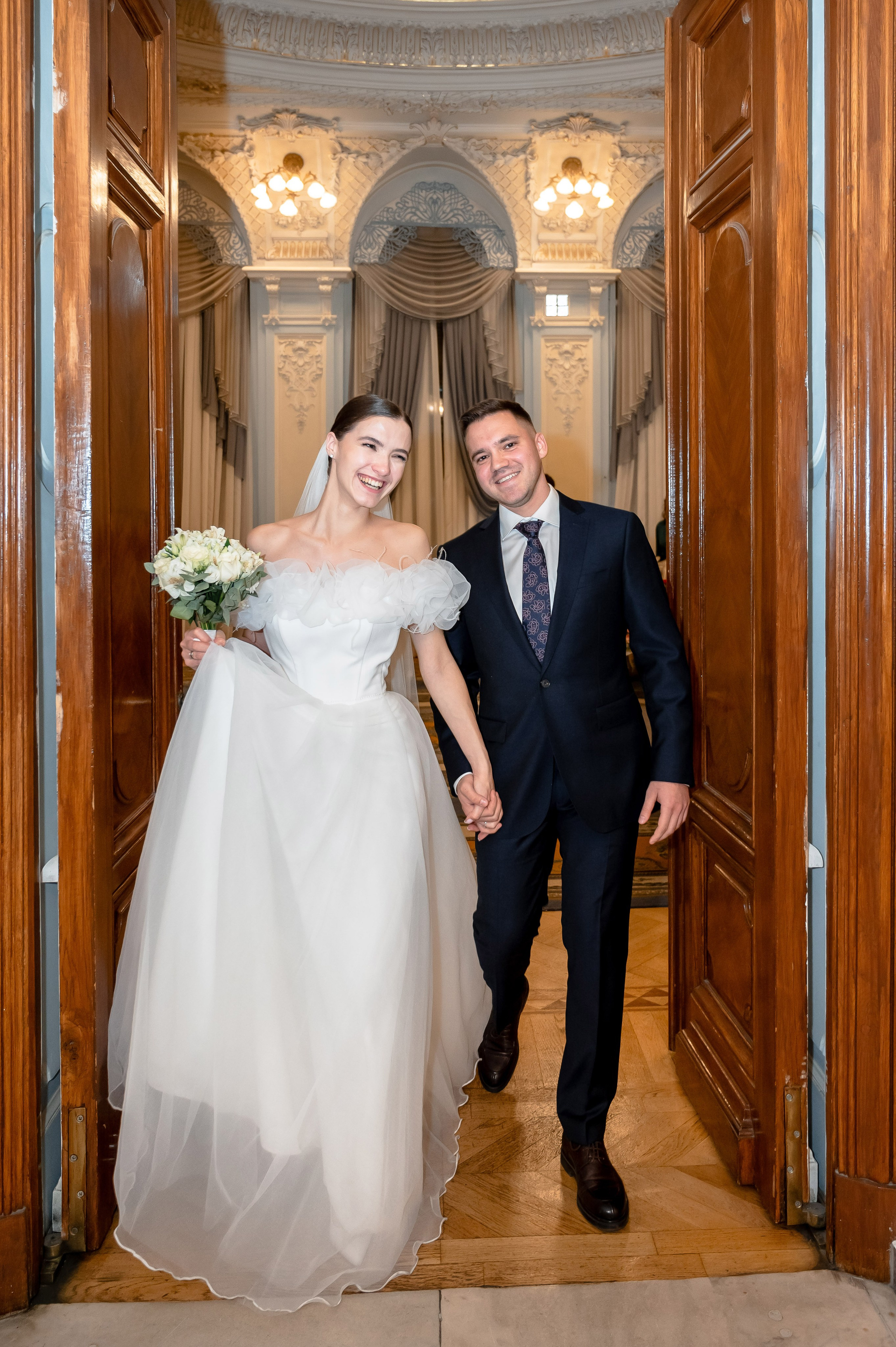 Осенняя великолепная свадебная прогулка жениха и невесты в октябре в Санкт-Петербурге в Михайловском парке и у Атлантов на Миллионной улице. Портретный, семейный и свадебный фотограф в Санкт-Петербурге и в Пушкине Ширяев Денис