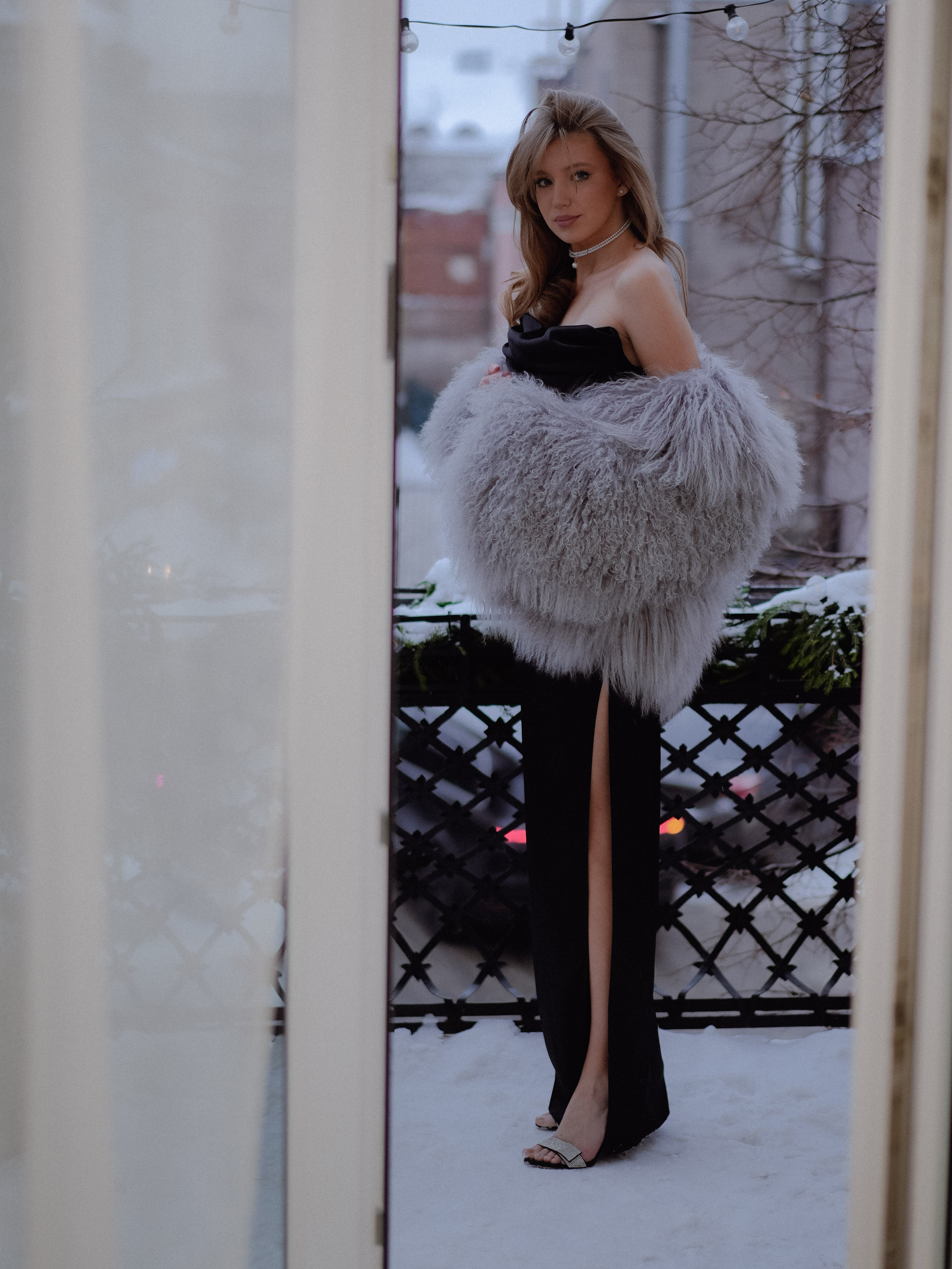 Женская фотосессия на балконе как в Париже в элегантном платье