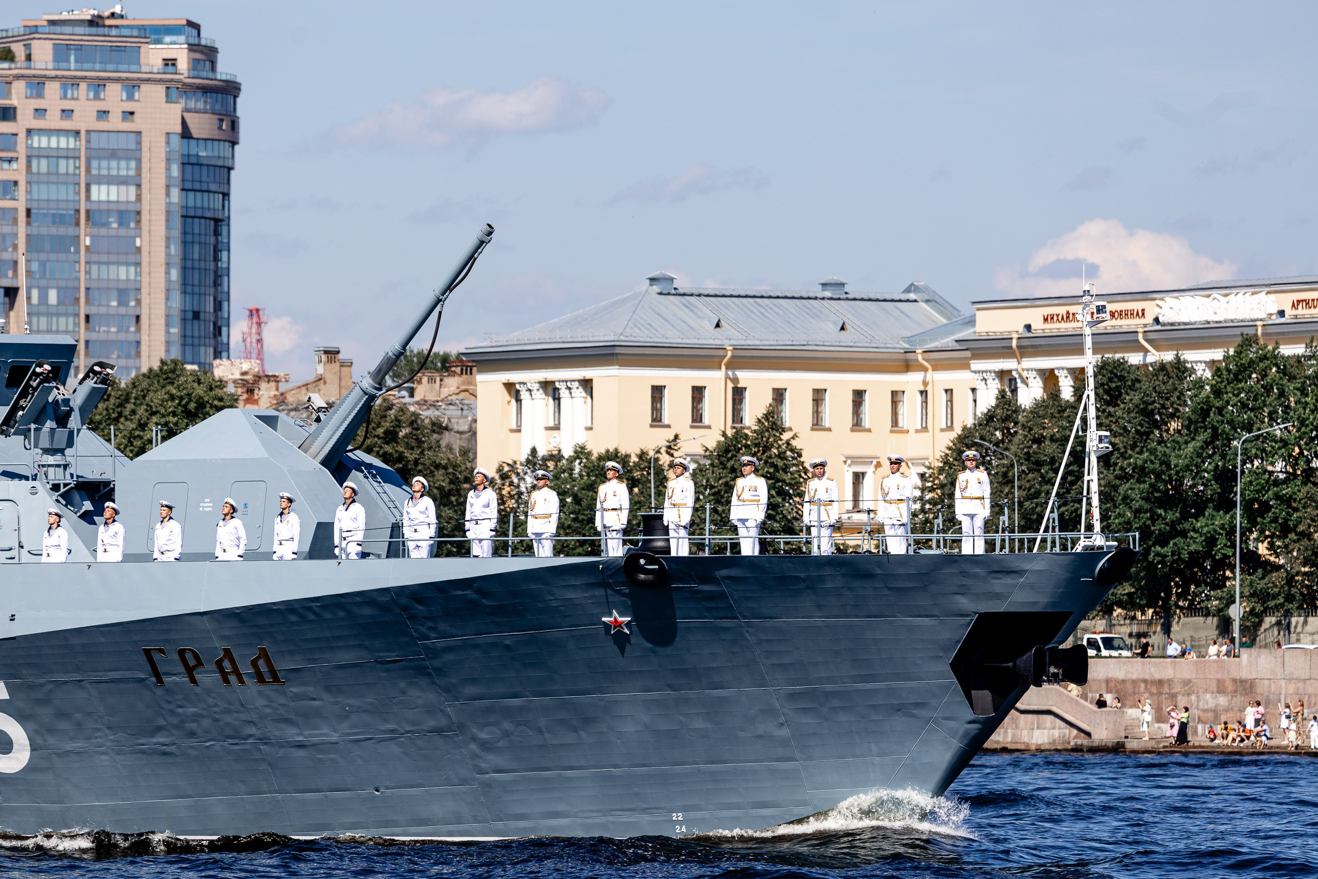 Малый ракетный корабль "ГРАД", бортовой номер 575 на параде кораблей на День ВМФ России 2024 в Питере
