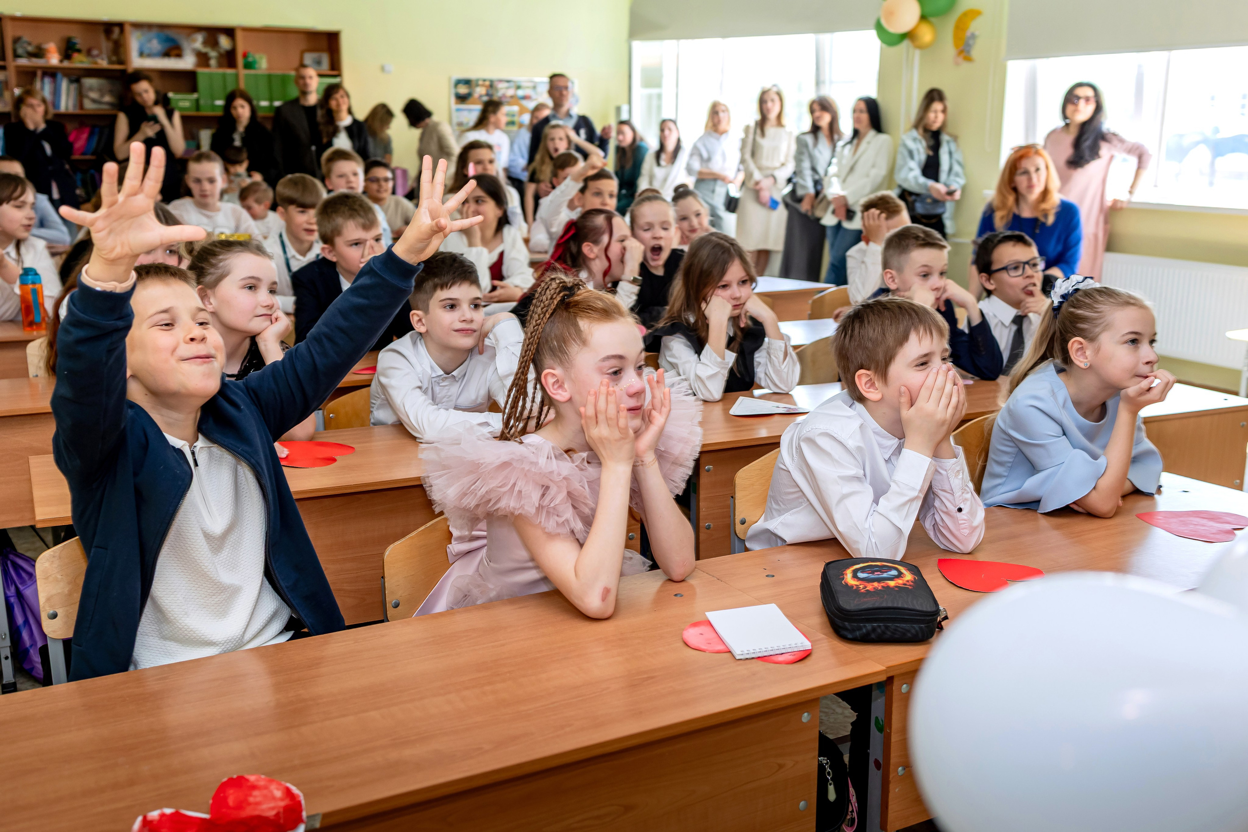 Выпускной в начальной школе в классе. Фотограф и видеограф Москва. Свадебный фотограф, видеограф. Выпускные альбомы. Оживающие альбомы