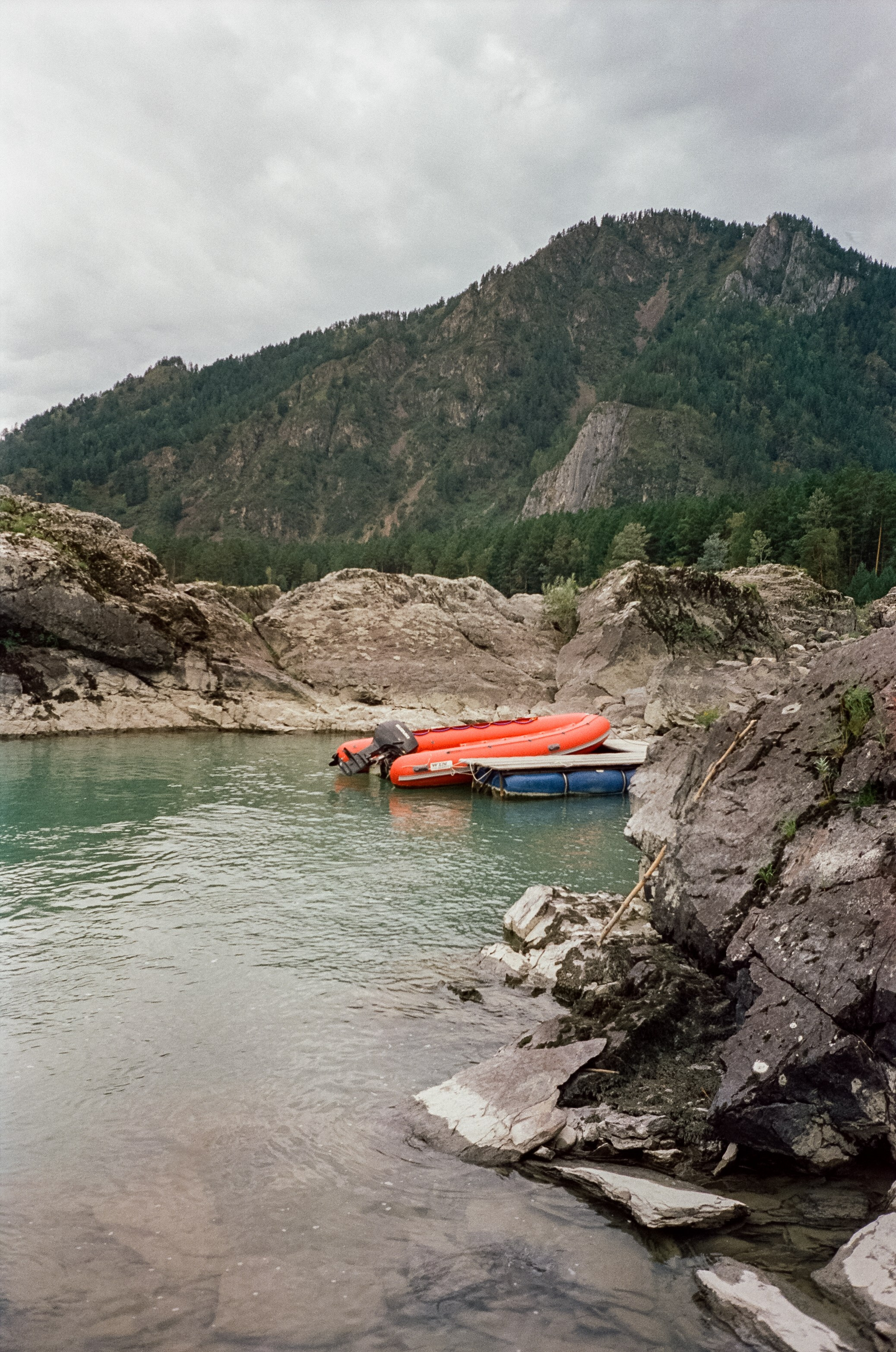 Катунь и скалы. Зубы Дракона в пасмурный день. Фотограф-документалист Мария Осокина