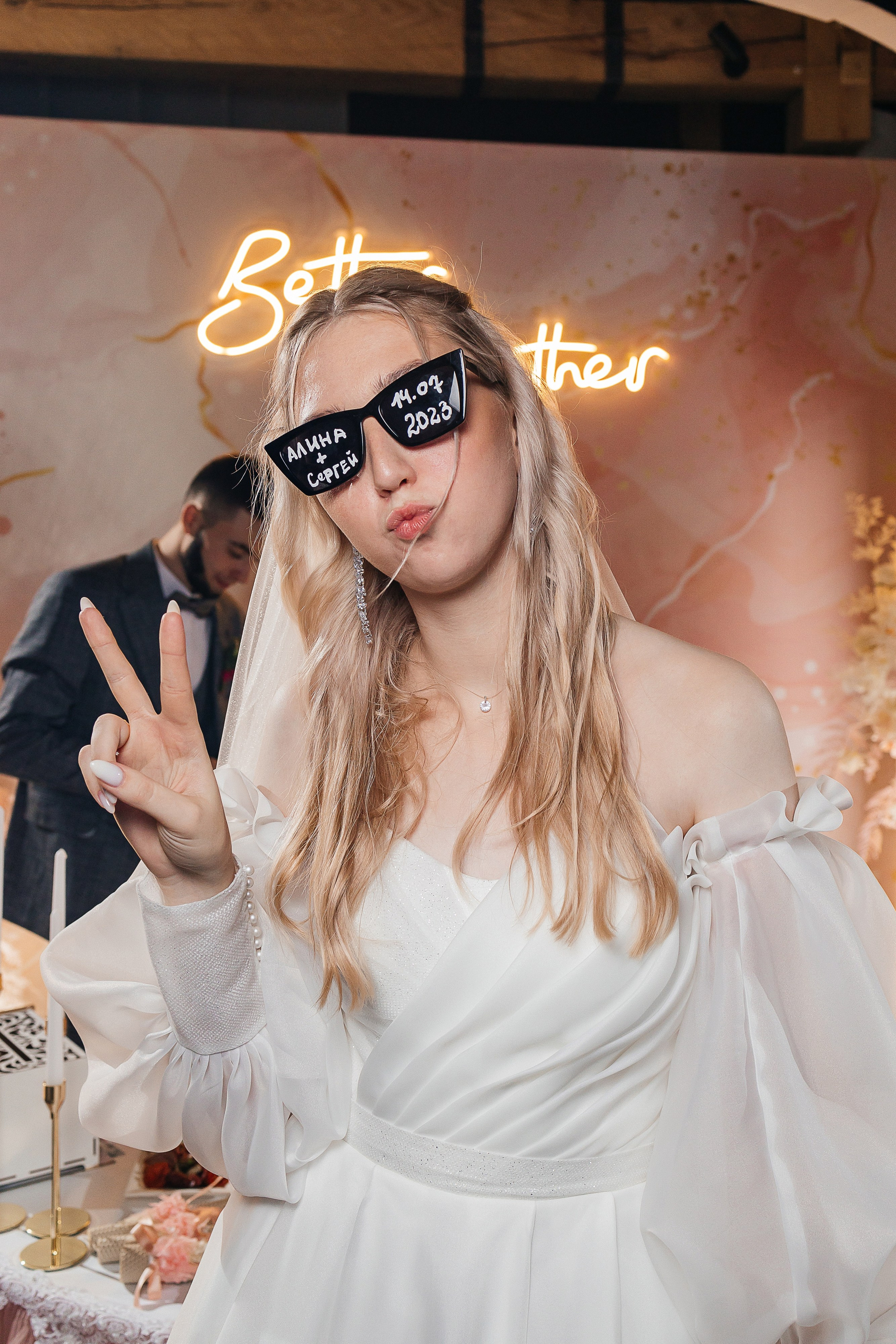 Чувственная первая встреча пары в отеле. Олег Сверчков | Свадебный фотограф Вологда