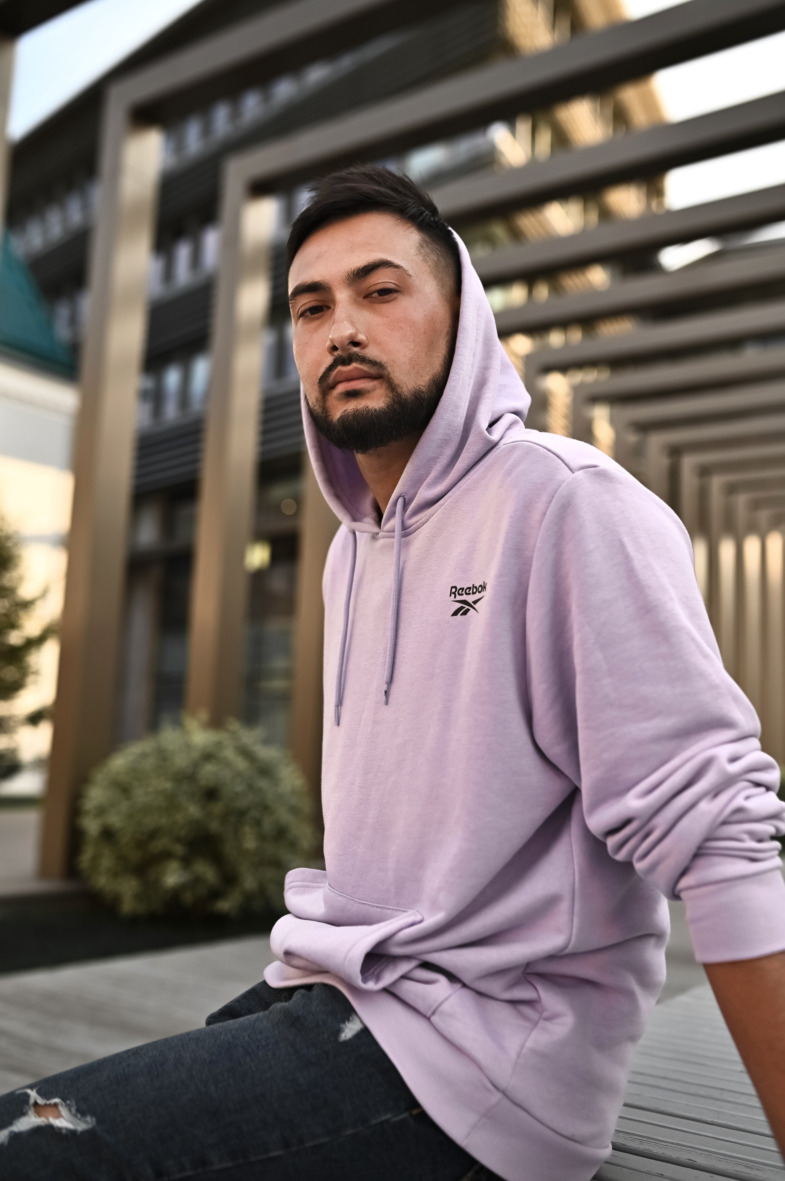 Мужчина в casual-образе у БЦ URBAN от Алексея Клейменова