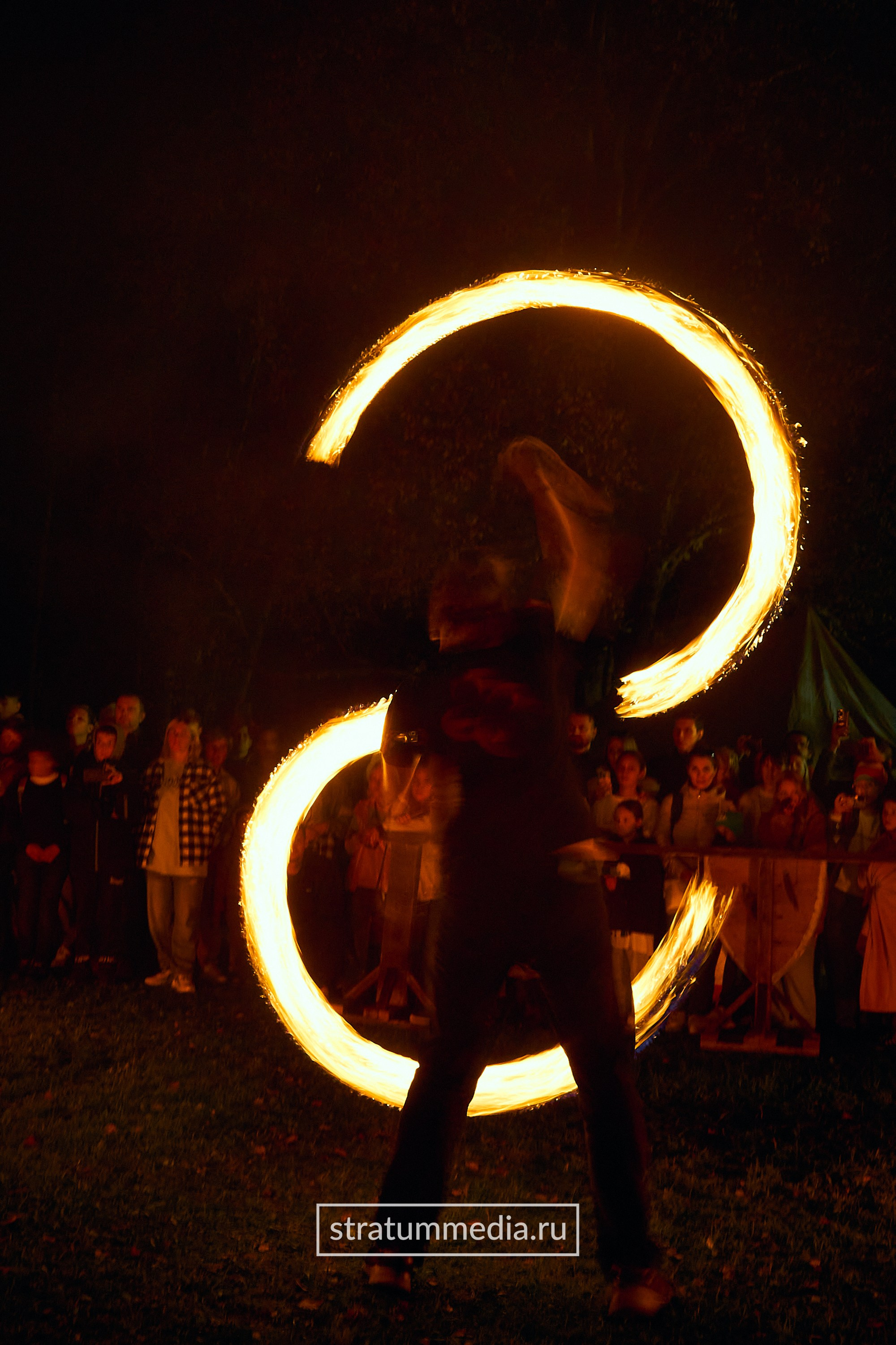 Fire Show at Park. Stratum Media — Фото-Видео Съемки