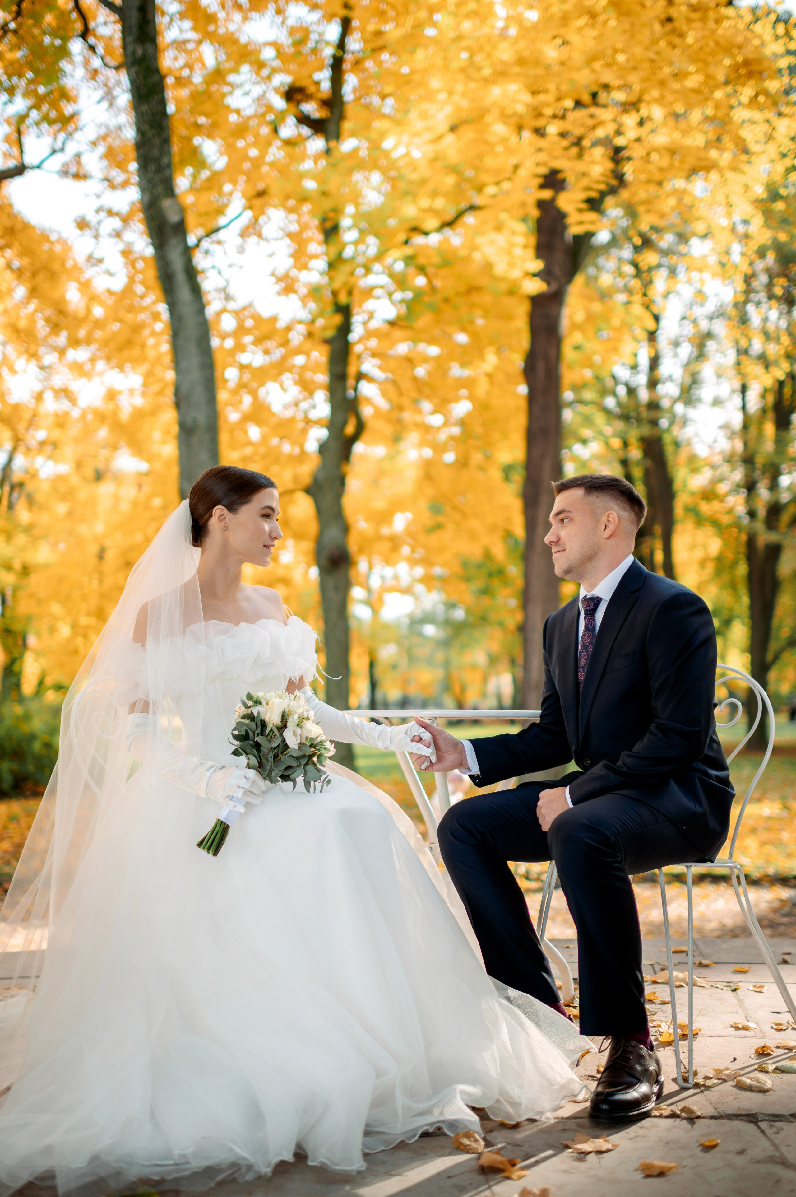 Осенняя великолепная свадебная прогулка жениха и невесты в октябре в Санкт-Петербурге в Михайловском парке и у Атлантов на Миллионной улице. Портретный, семейный и свадебный фотограф в Санкт-Петербурге и в Пушкине Ширяев Денис