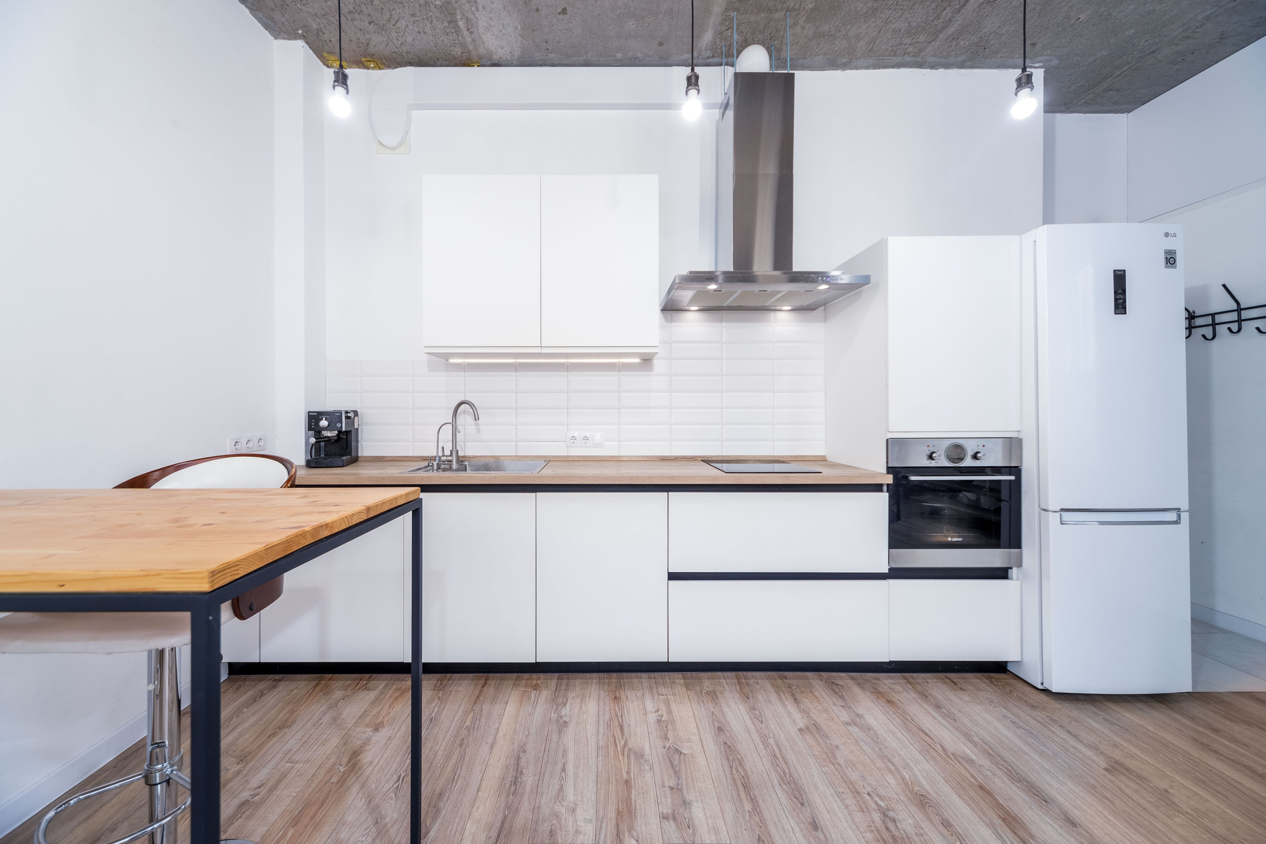 Общий вид на зону кухни в кухне-гостиной на втором этаже в пентхаусе Минск Мир