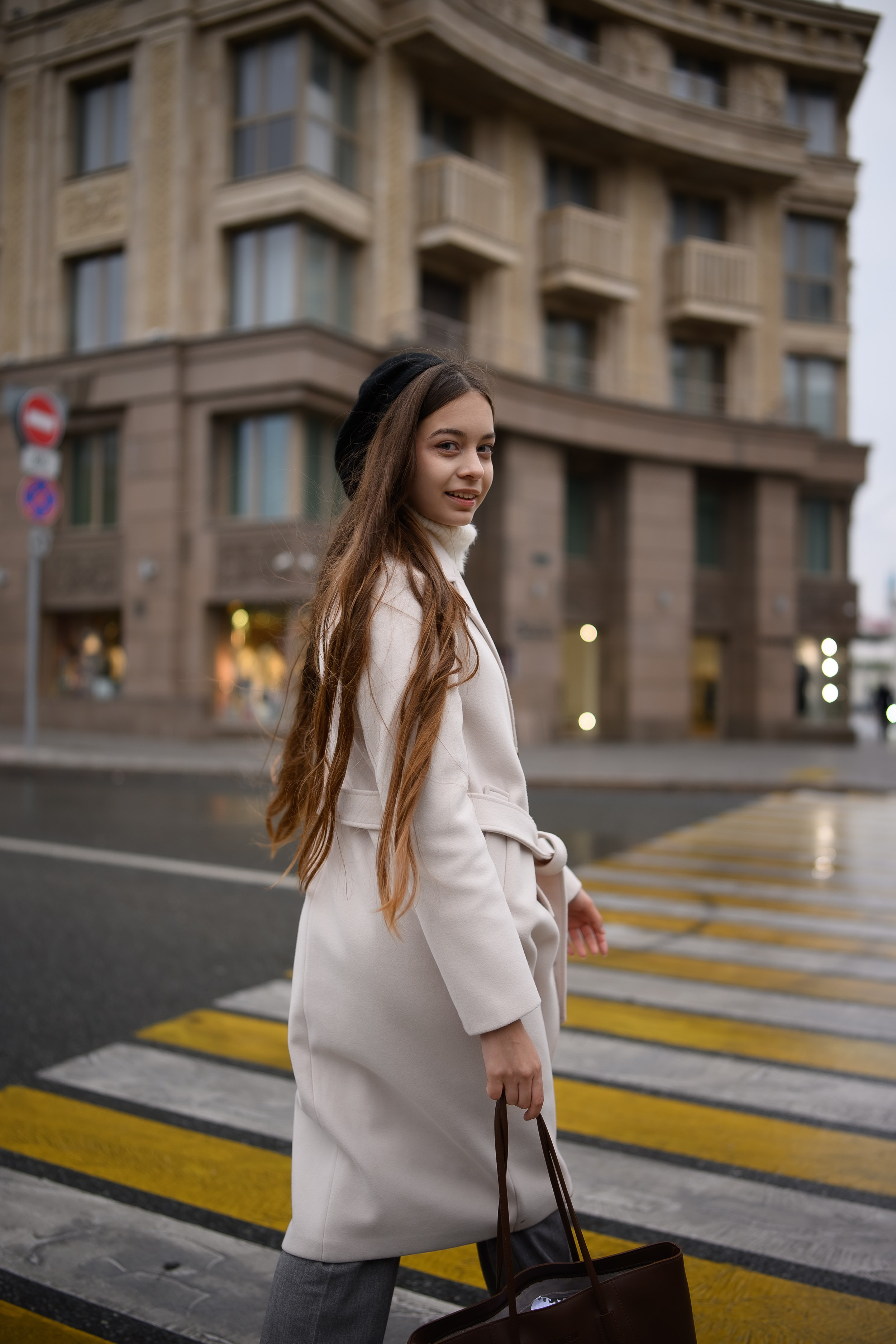 Женский портрет в антураже осеннего города в центре Казани. Автор фото Алексей Клейменов