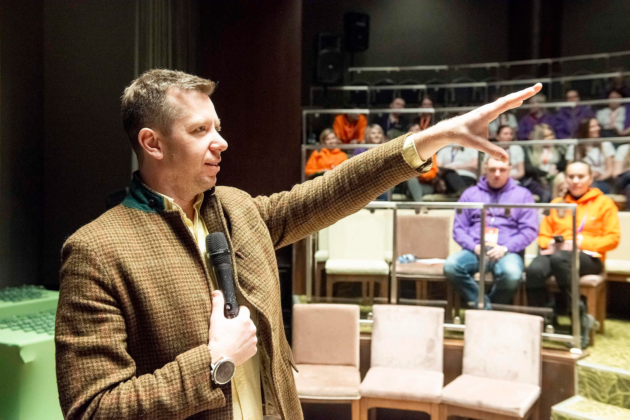 Основатель Ironstar Владимир Волошин выступает перед сотрудниками Россети в Красной Поляне. Съемка для компании Росссети в 2020 году.